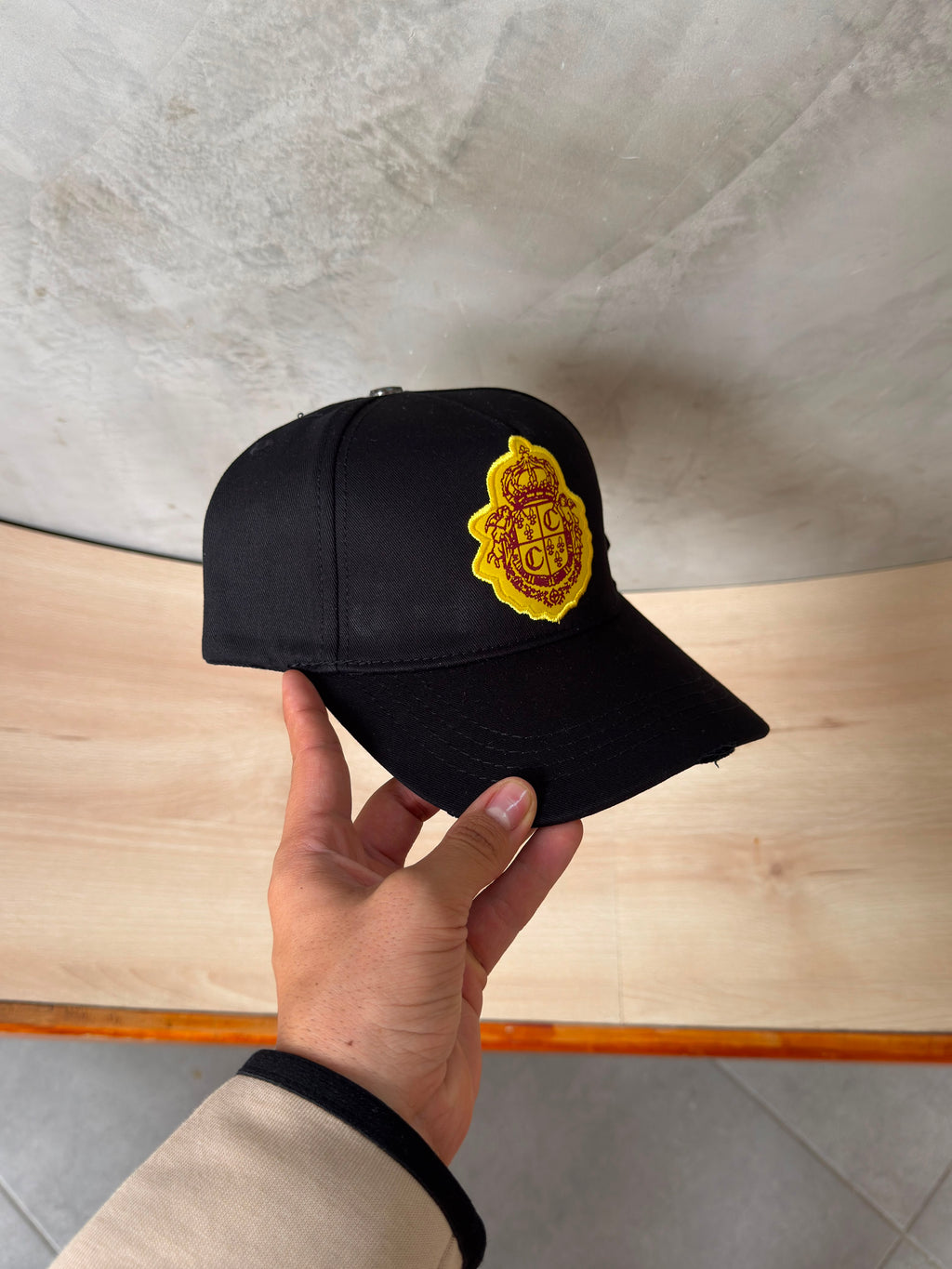 CLEMONT NEGRA LOGO BORDADO AMARILLO