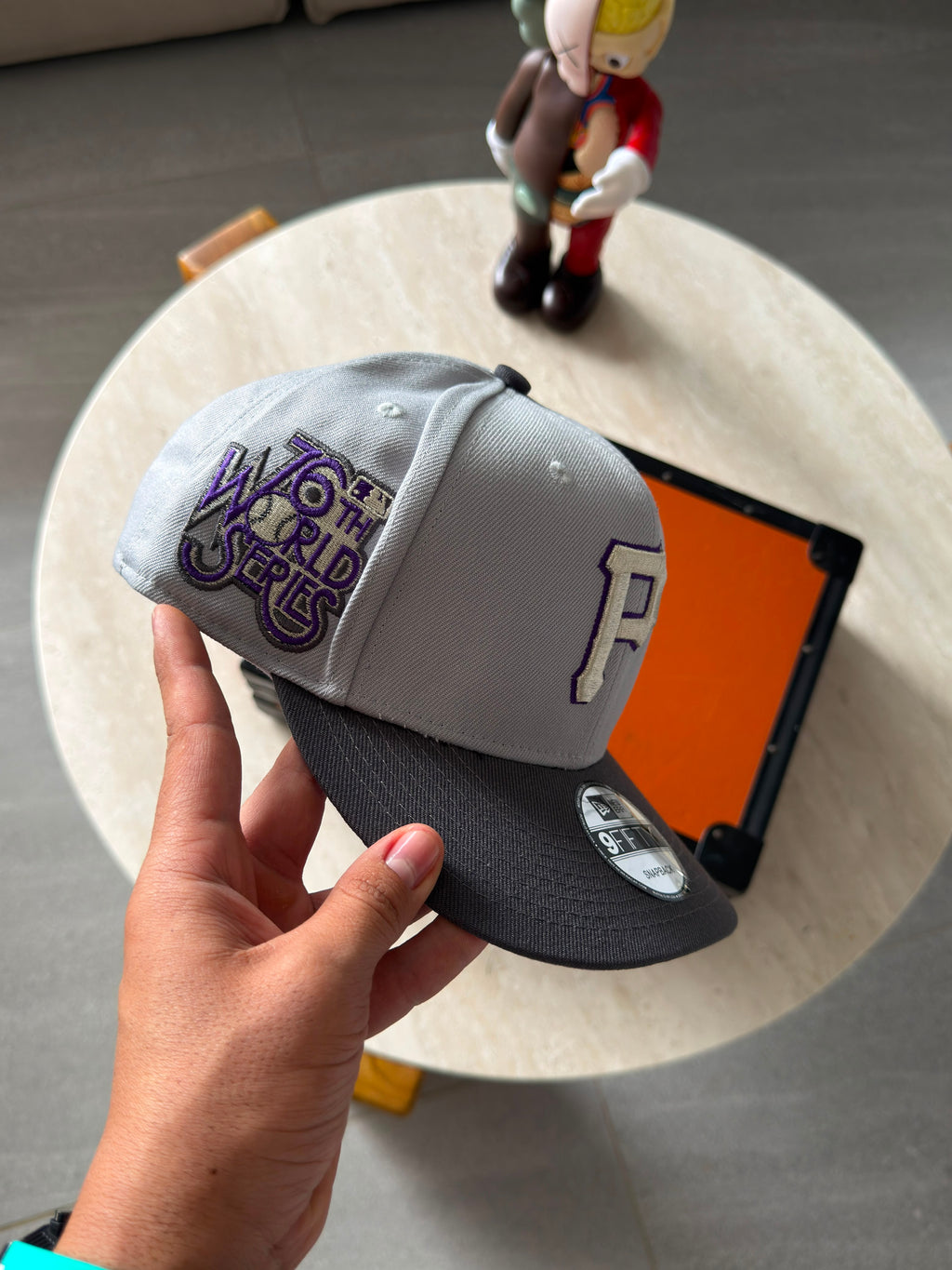 NEW ERA-MORADA BROCHE