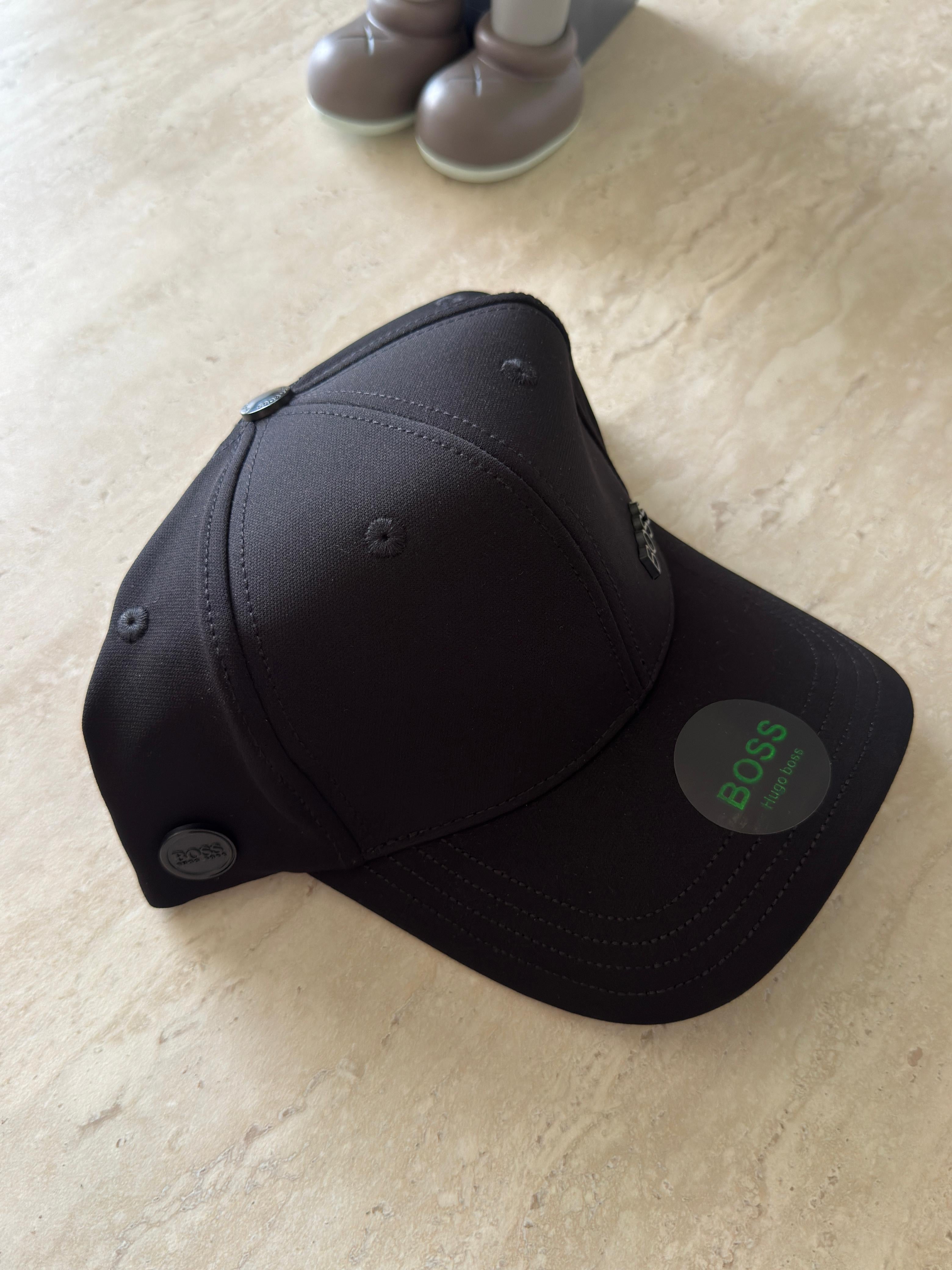 BOSS CLÁSICA LOGO MINIMALISTA NEGRA