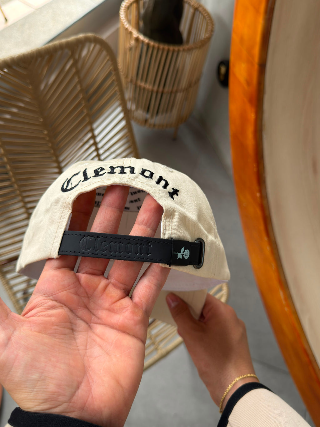 CLEMONT-  BEIGE LETRAS NEGRAS