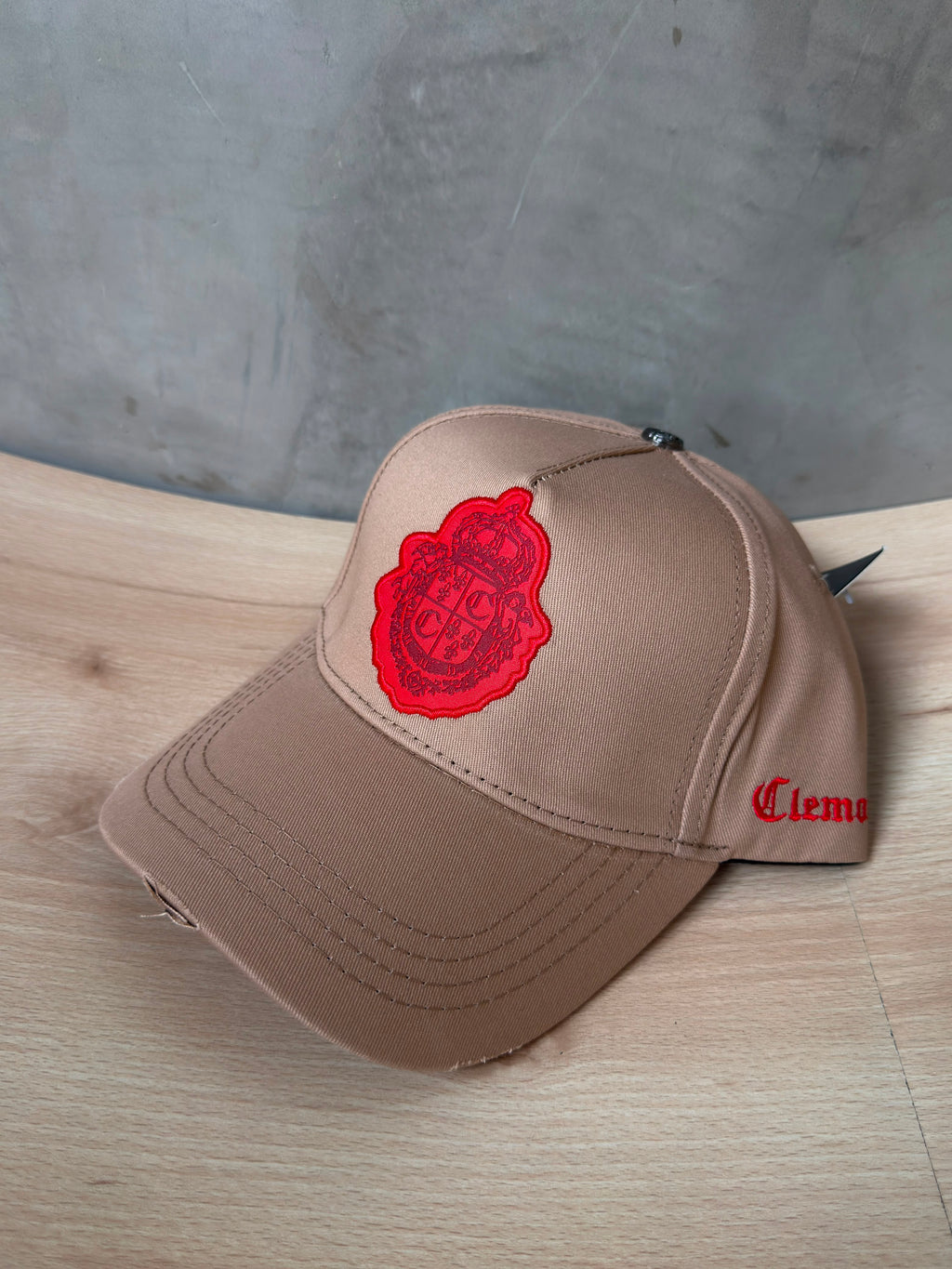 CLEMONT BEIGE LOGO ROJO - EDICIÓN PERSA