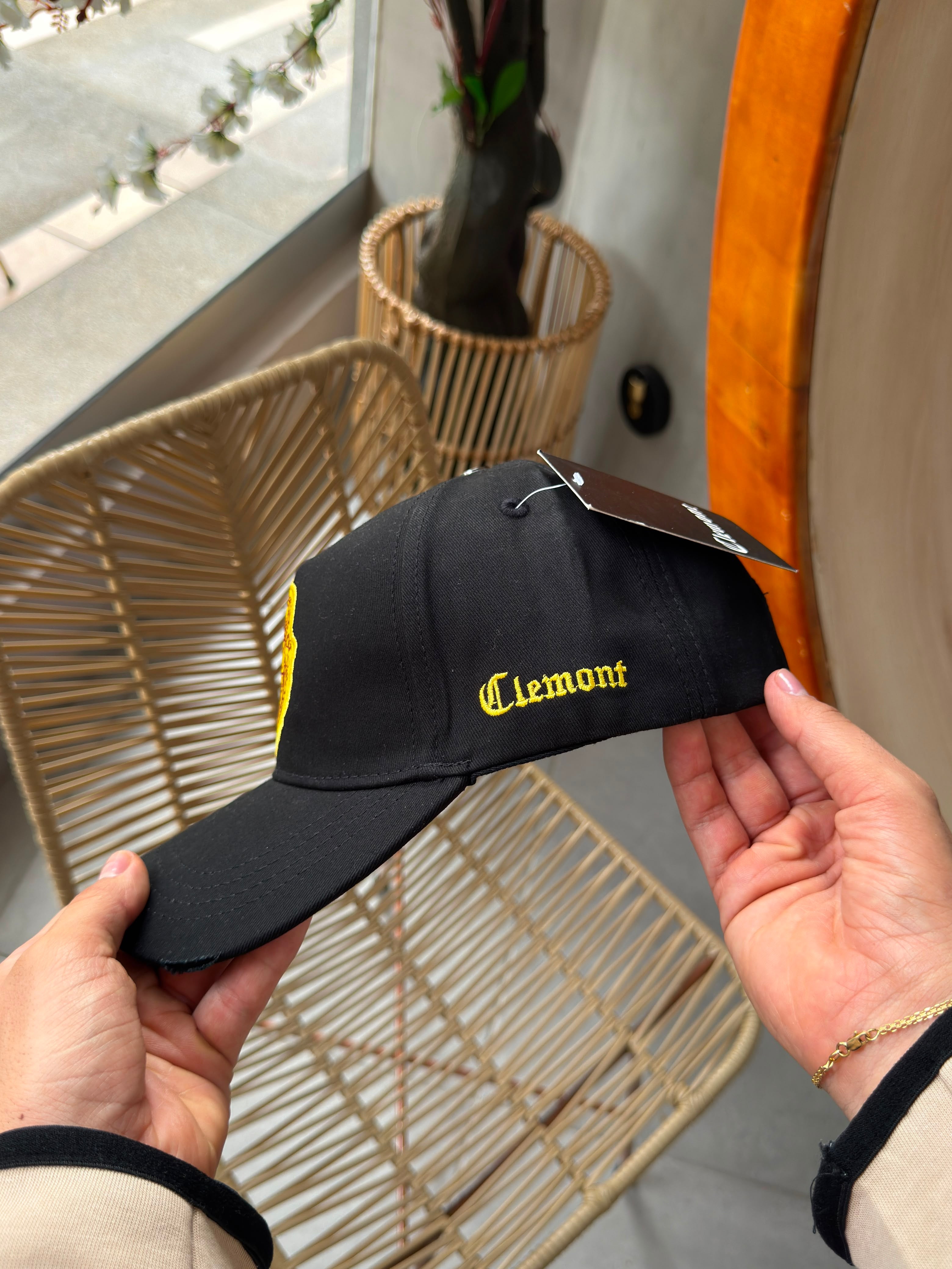 CLEMONT NEGRA LOGO BORDADO AMARILLO