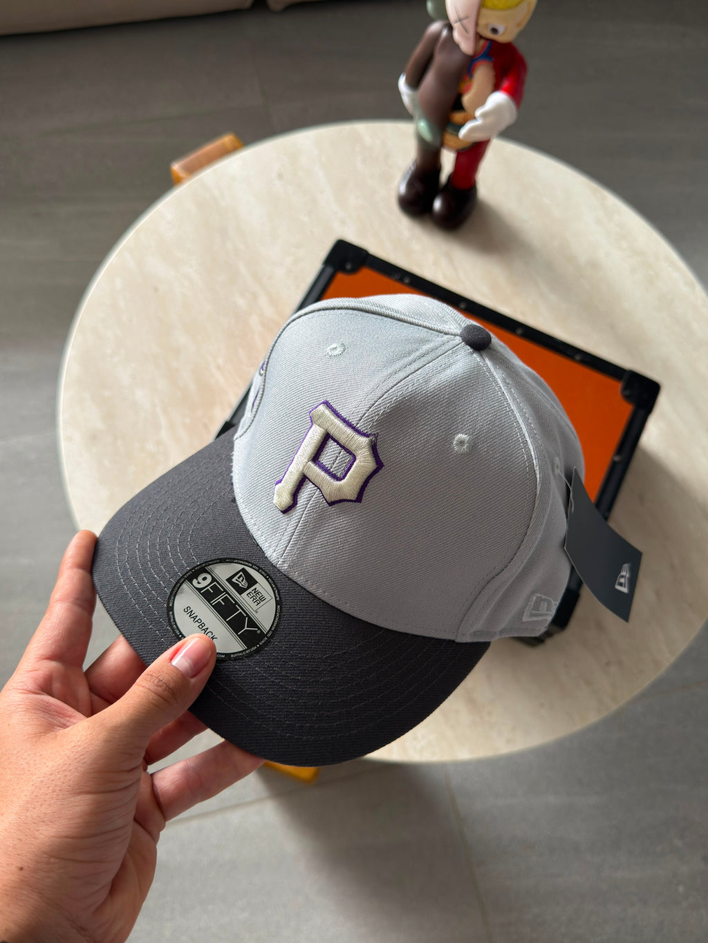 NEW ERA-MORADA BROCHE