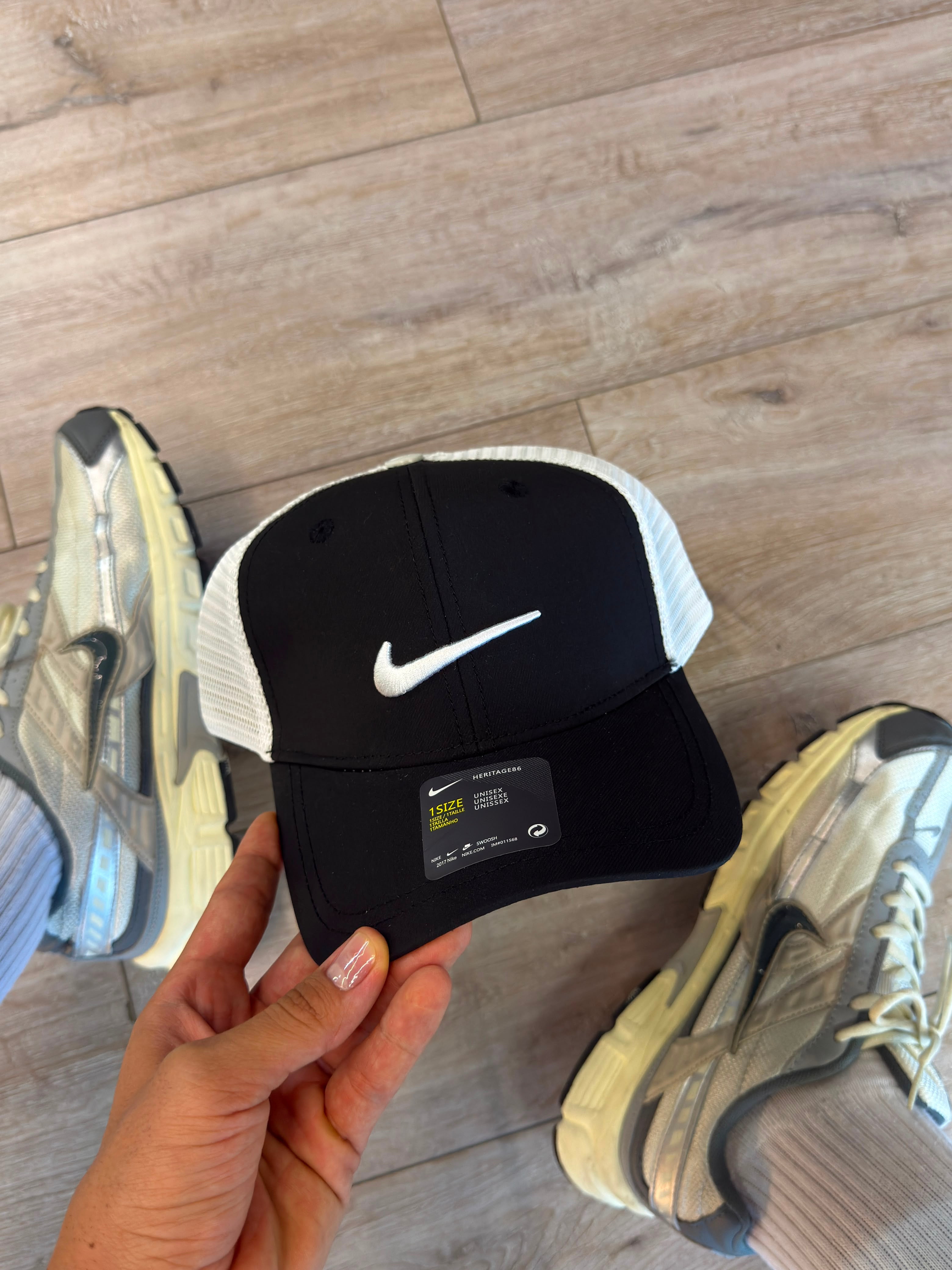 NIKE AERODINÁMICA NEGRA