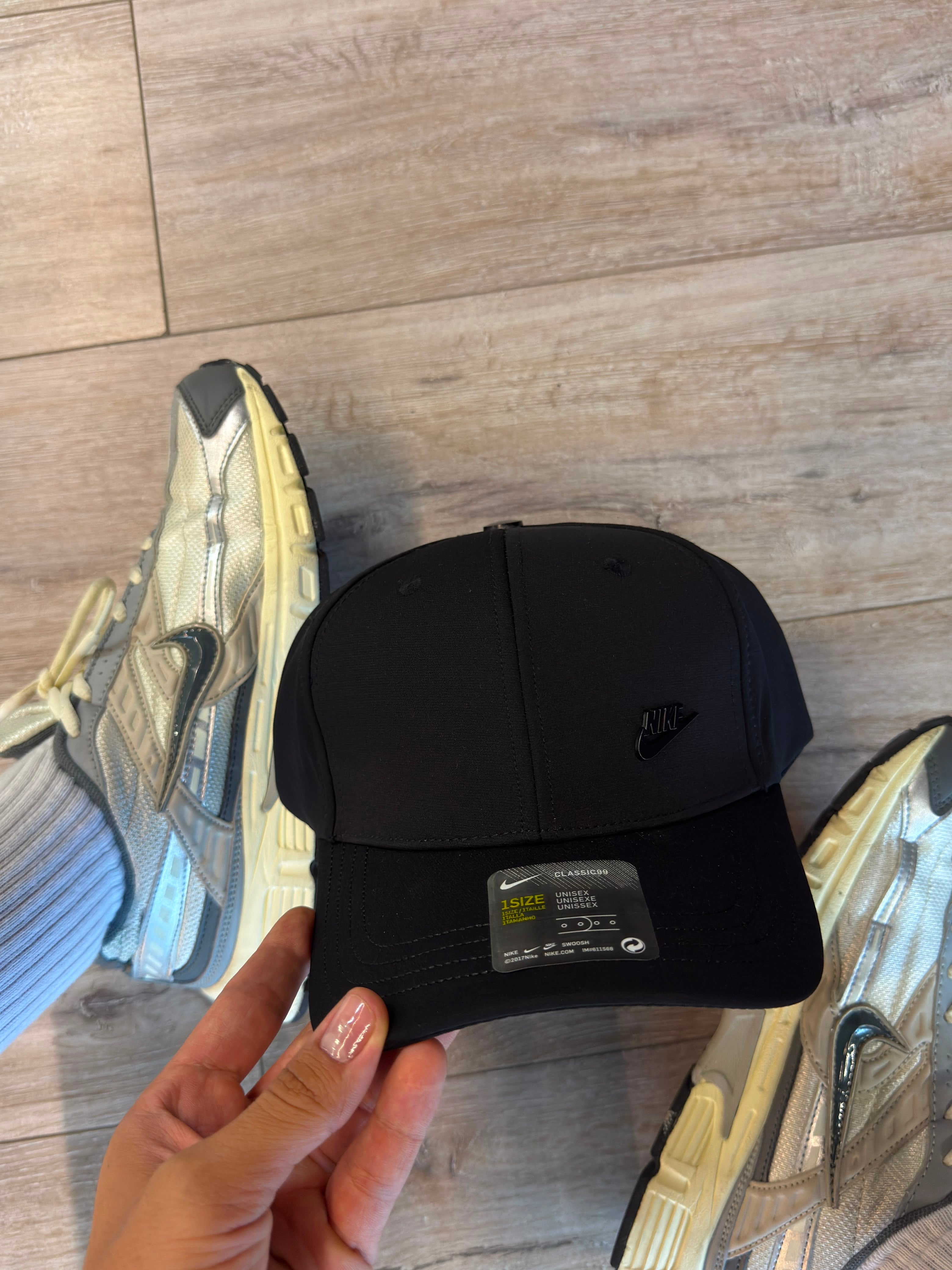 NIKE AERODINÁMICA CLÁSICA - BLACK EDITION