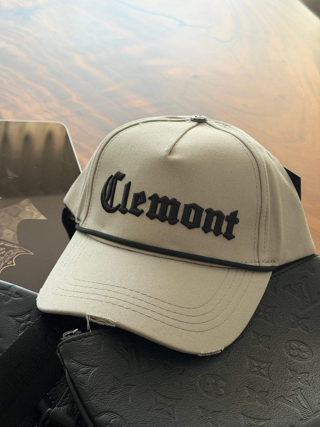 Gorra Clemont Gris Con Detalles Negros
