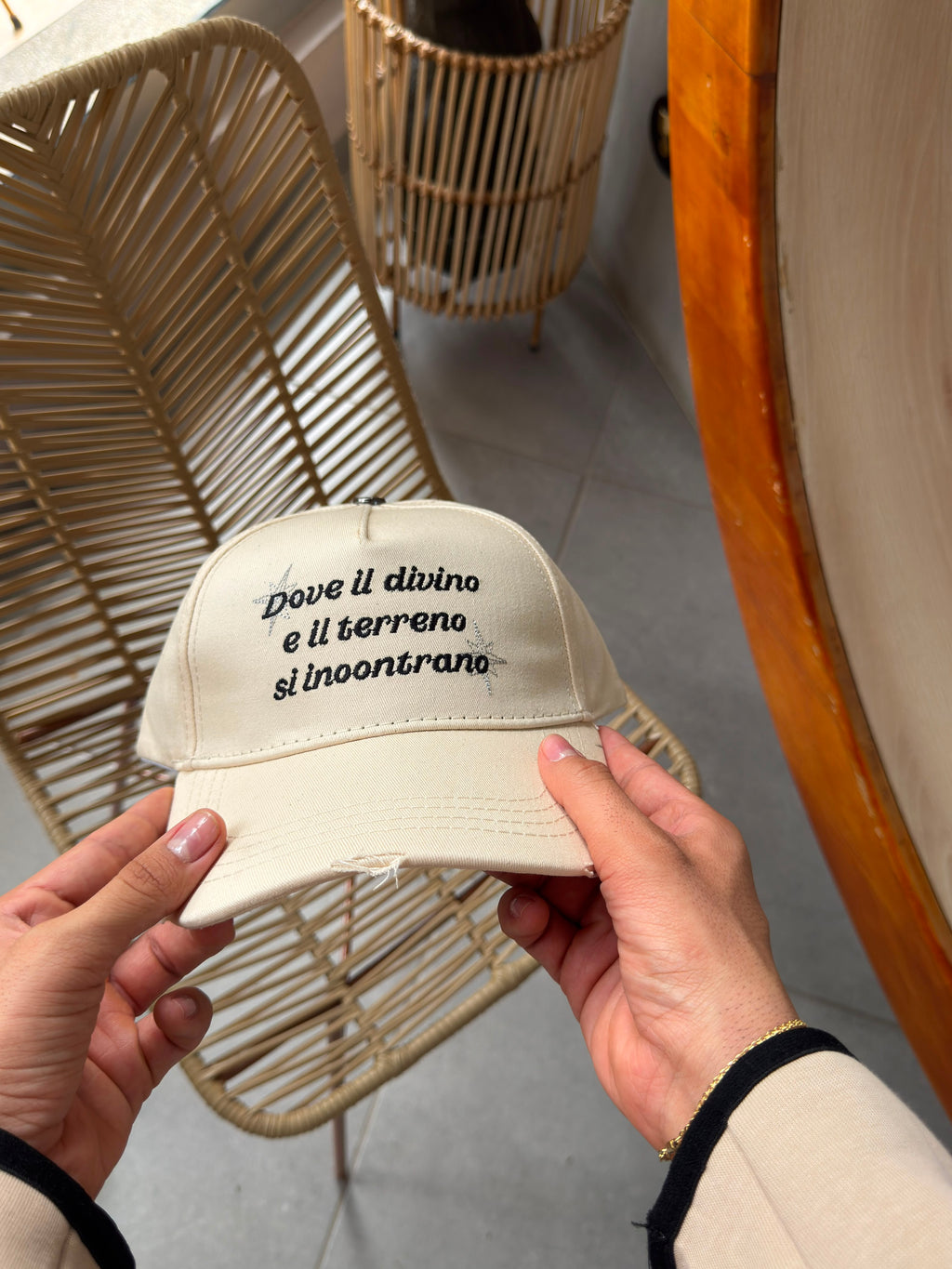 CLEMONT-  BEIGE LETRAS NEGRAS