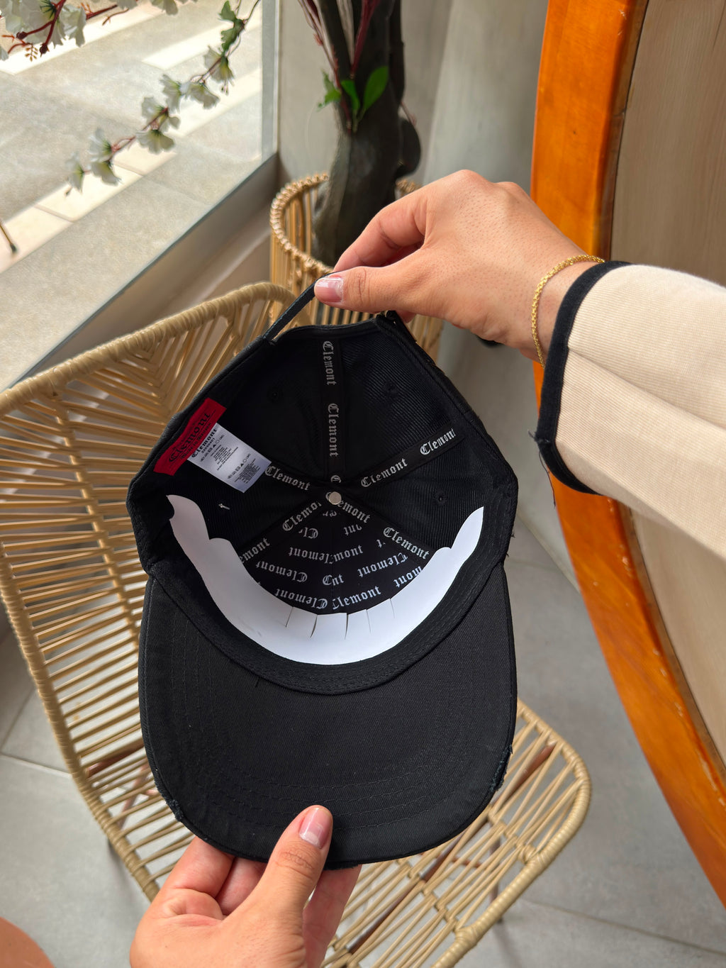 CLEMONT NEGRA LOGO BORDADO AMARILLO