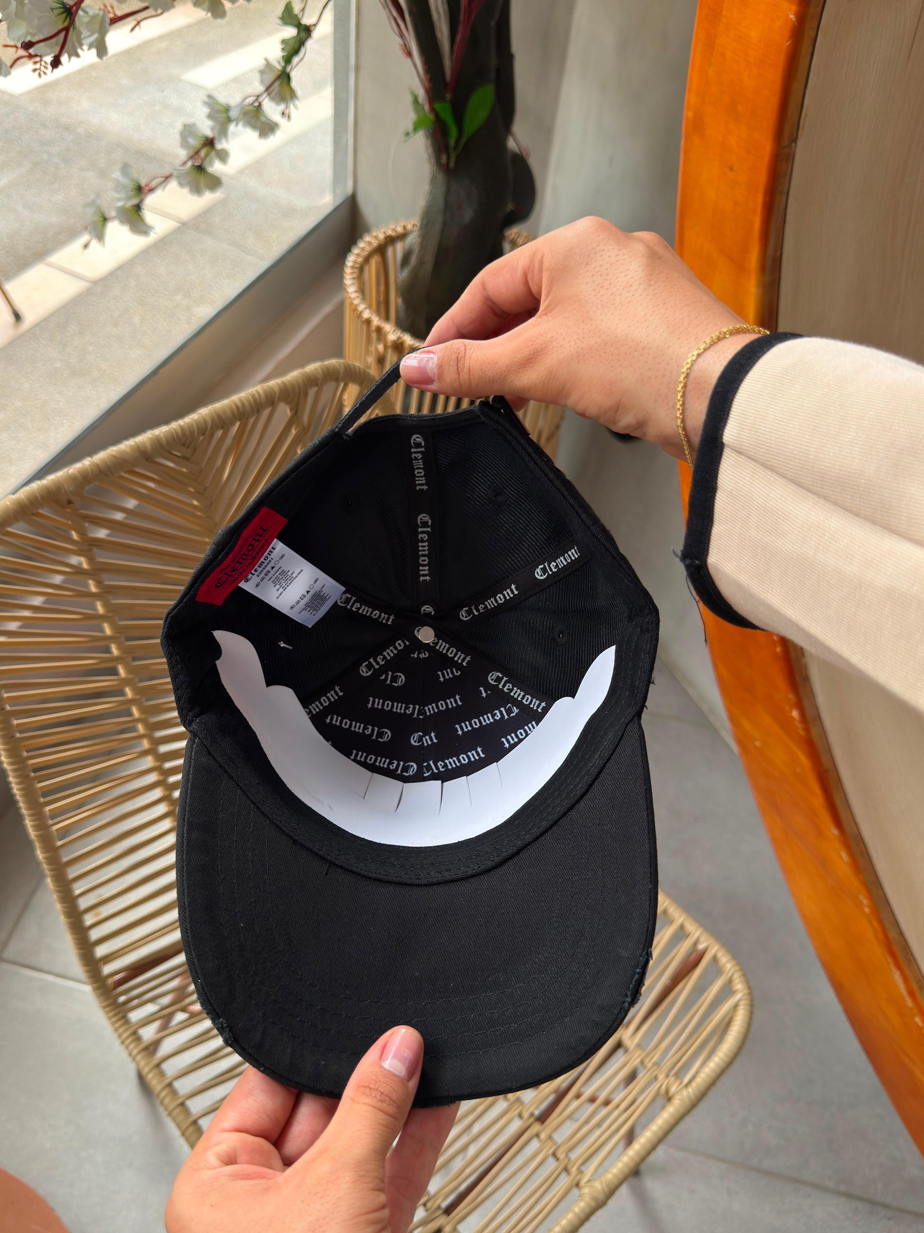 CLEMONT NEGRA LOGO BORDADO AMARILLO