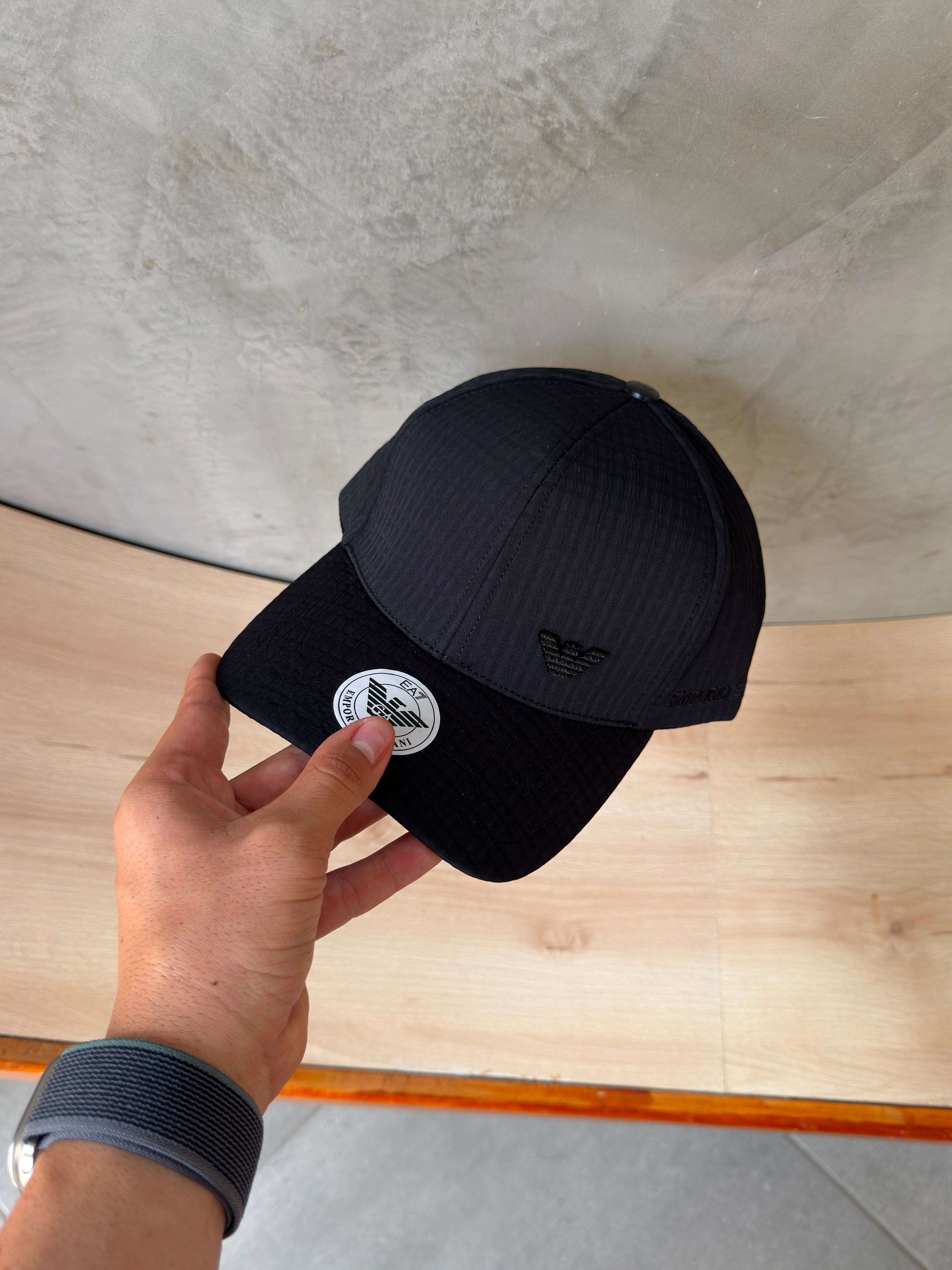 ARMANI CLÁSICA LOGO METALICO NEGRO