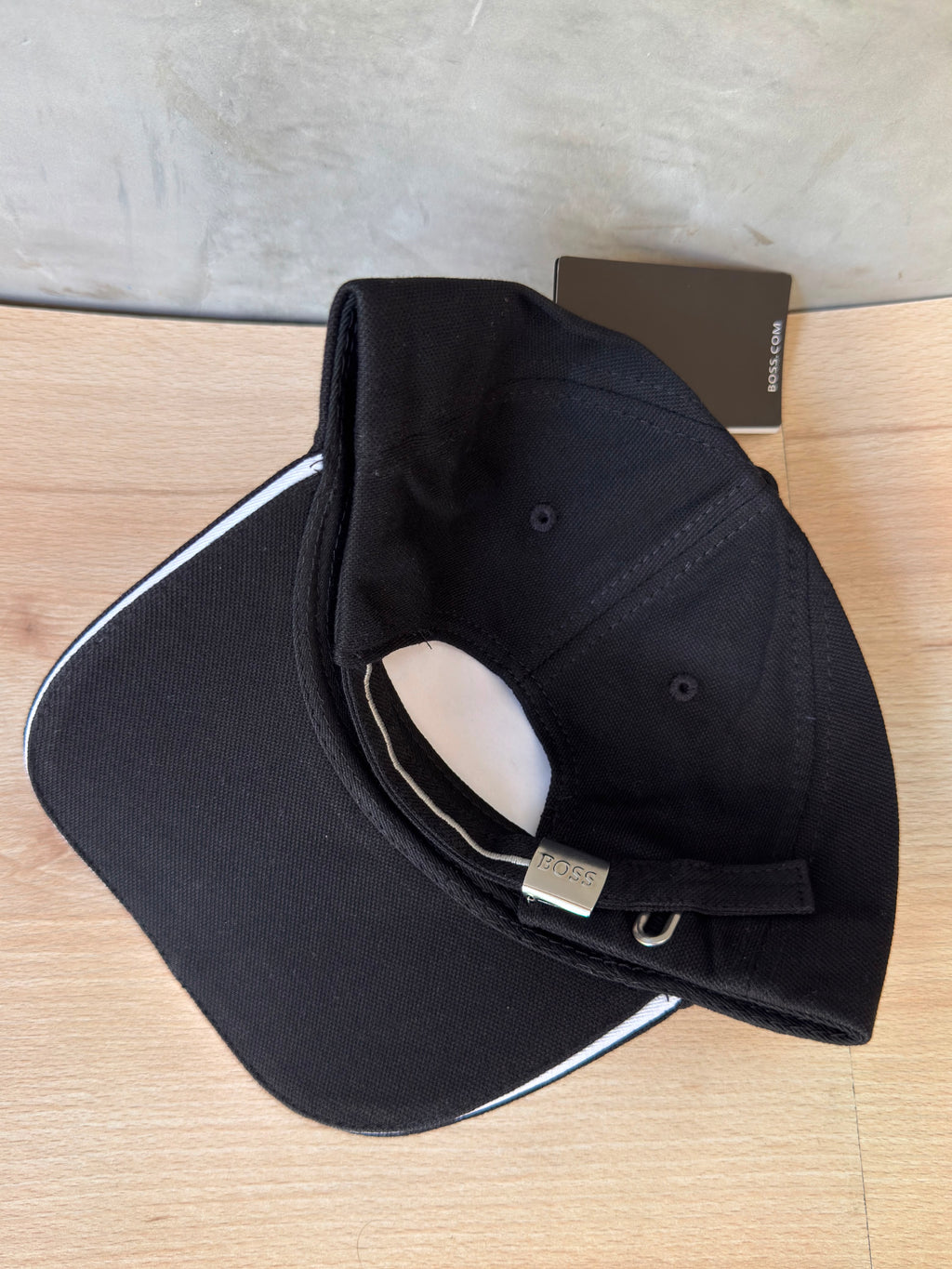 HUGO BOSS NEGRA CON LETRA BLANCA