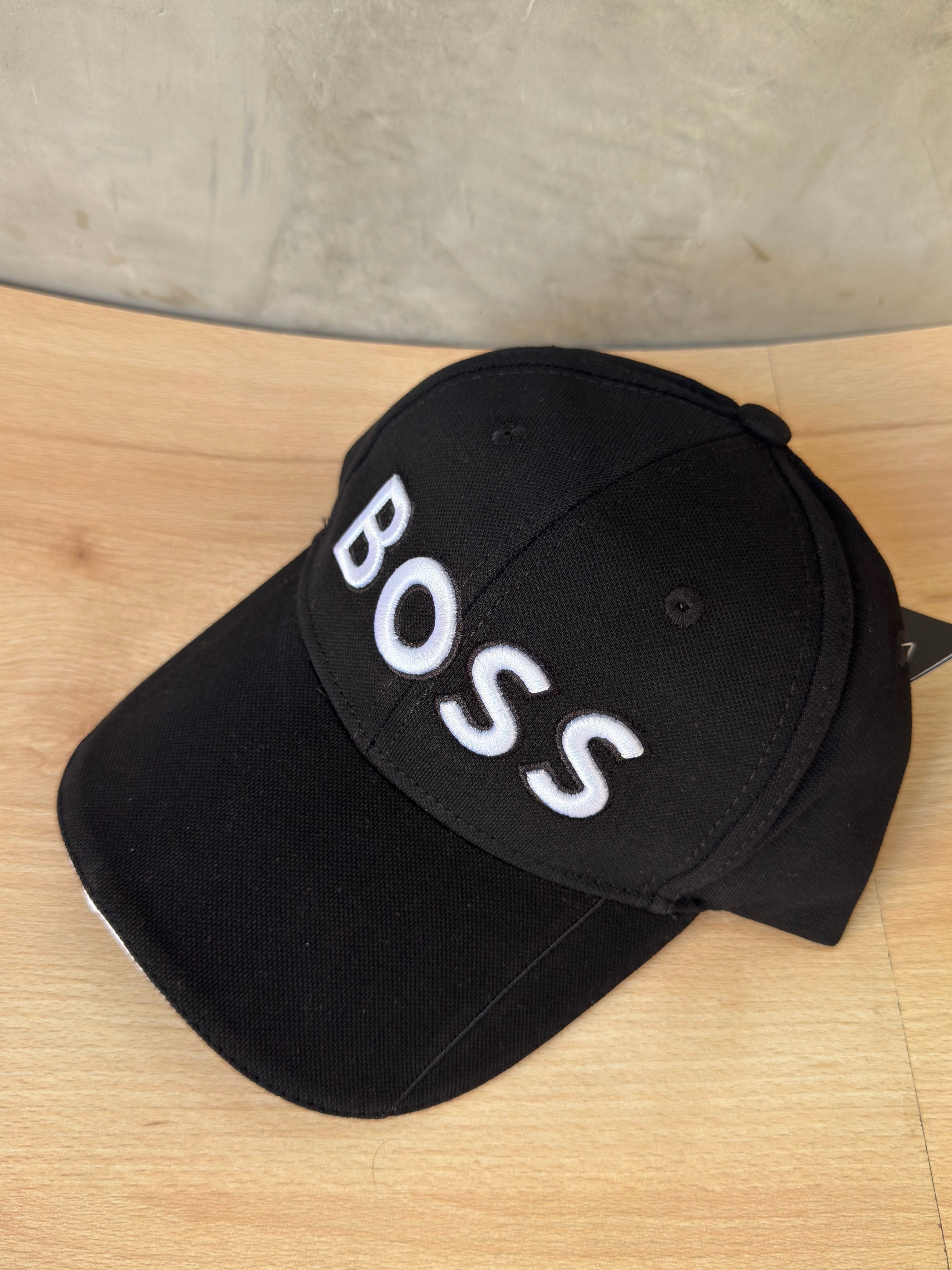 HUGO BOSS NEGRA CON LETRA BLANCA