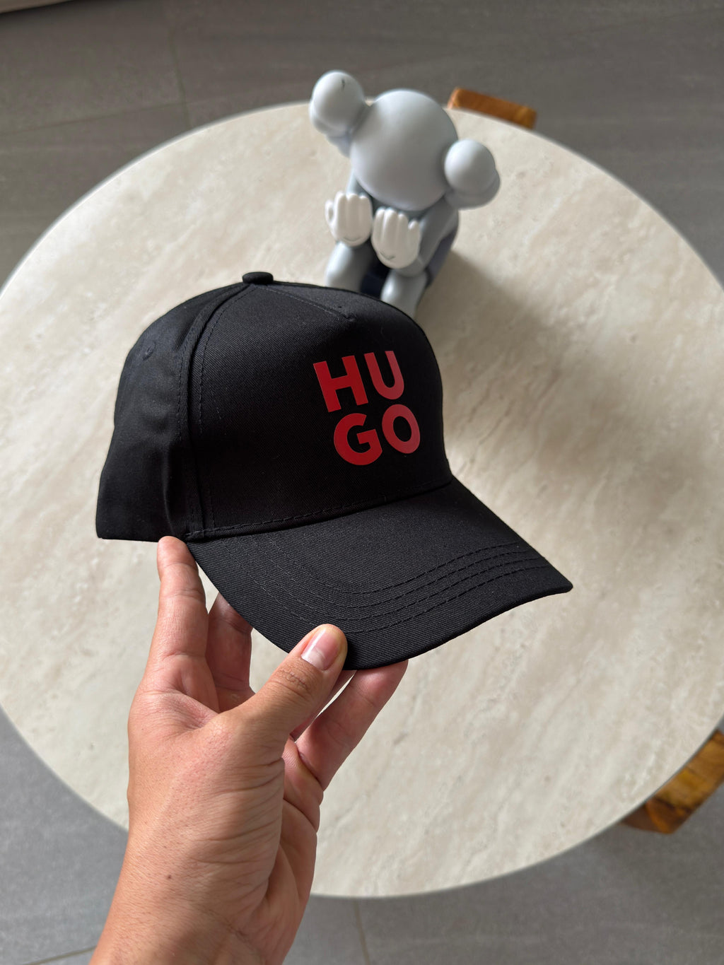 HUGO BOSS CLÁSICA NEGRA LETRAS ROJAS