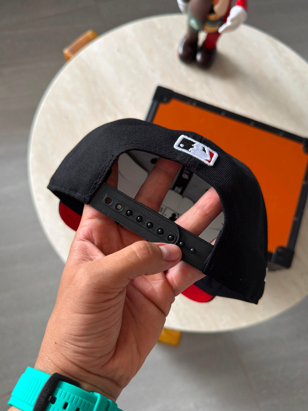 NEW ERA-NEGRA PANDA BROCHE