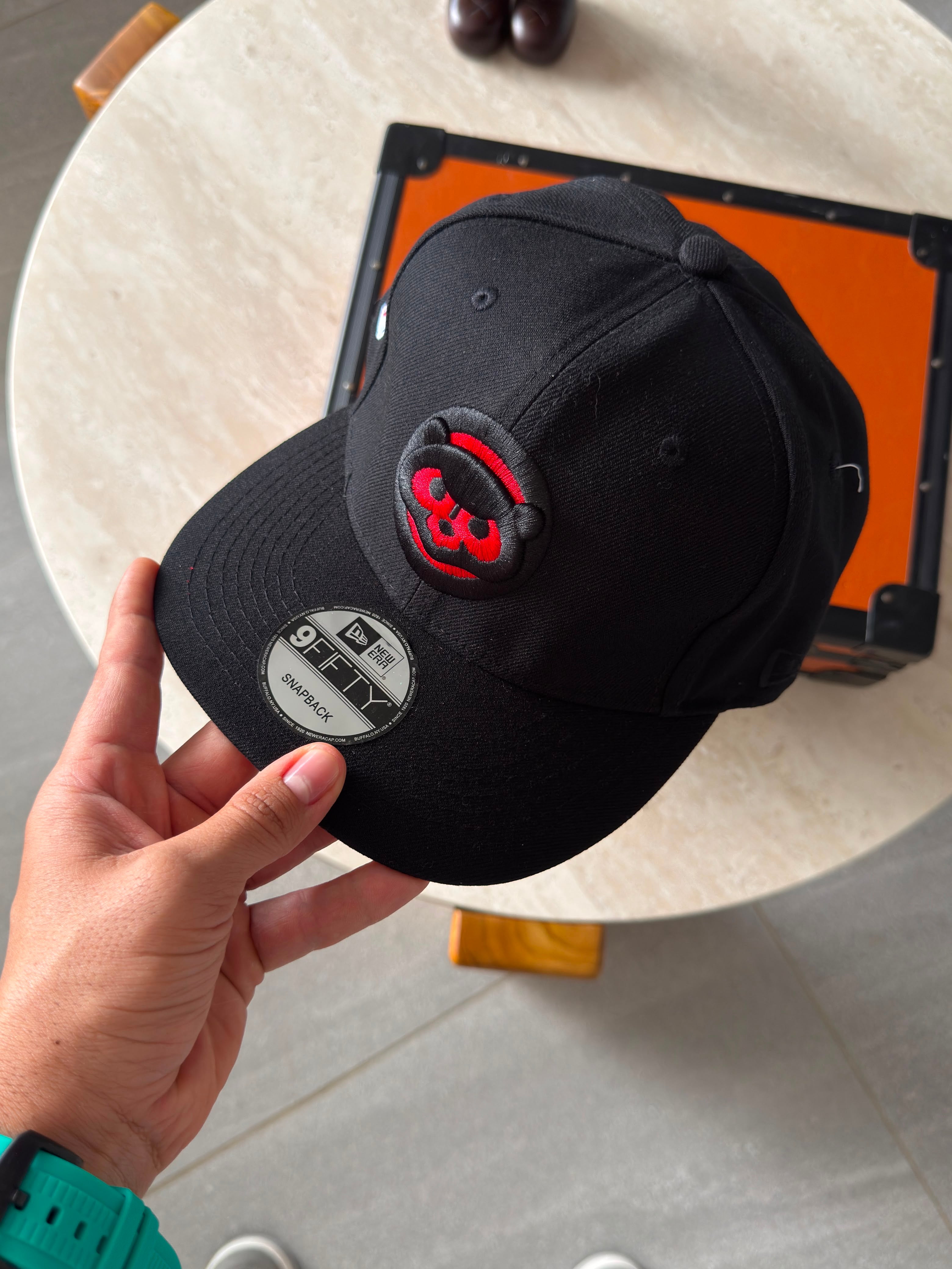 NEW ERA-NEGRA PANDA BROCHE