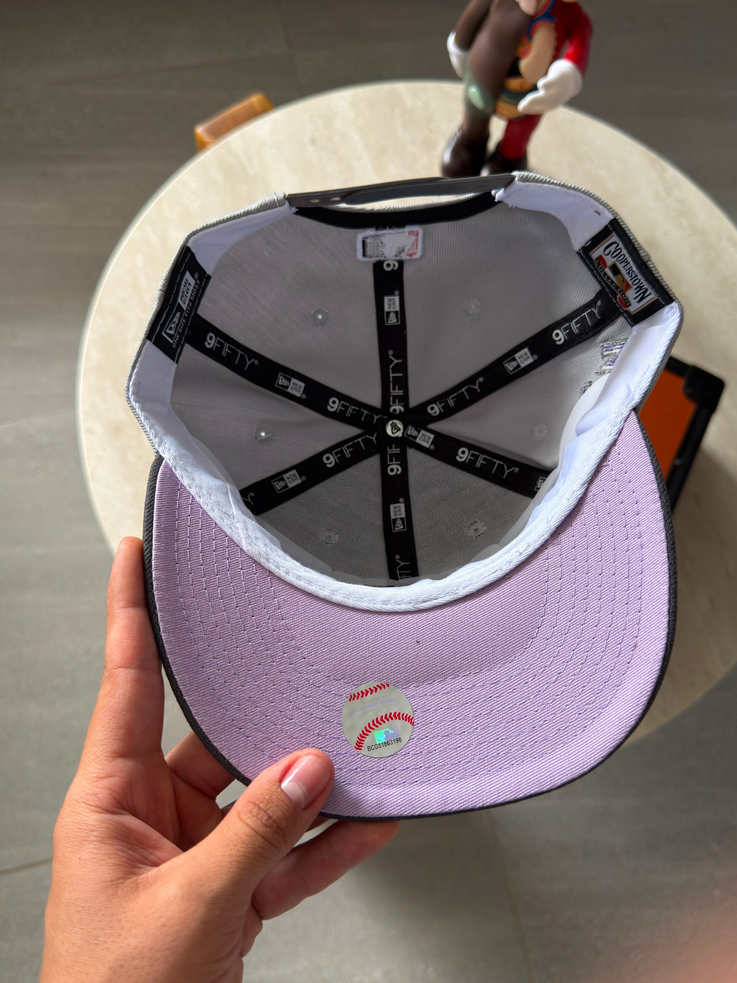 NEW ERA-MORADA BROCHE