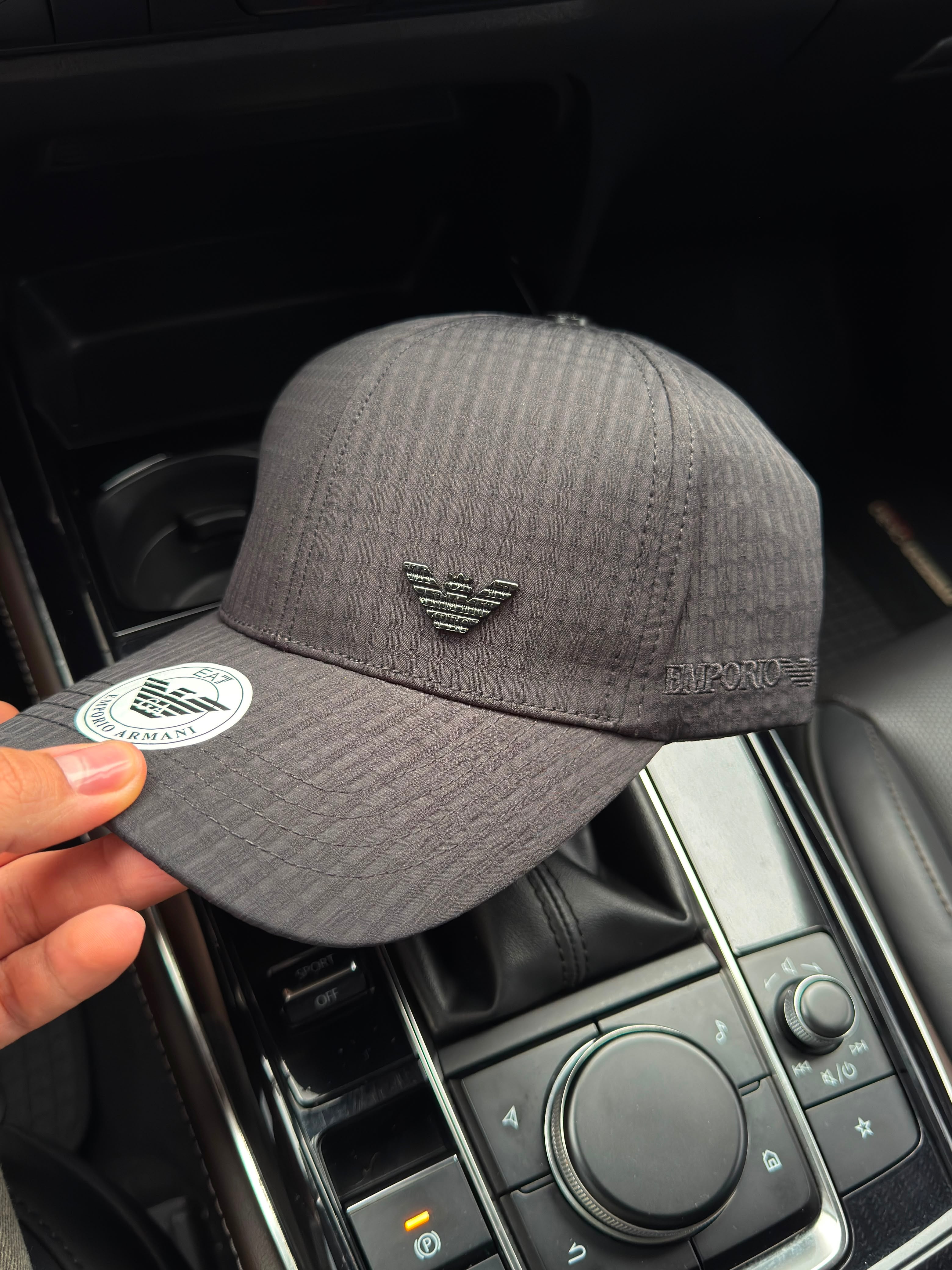 ARMANI CLÁSICA LOGO METALICO NEGRO