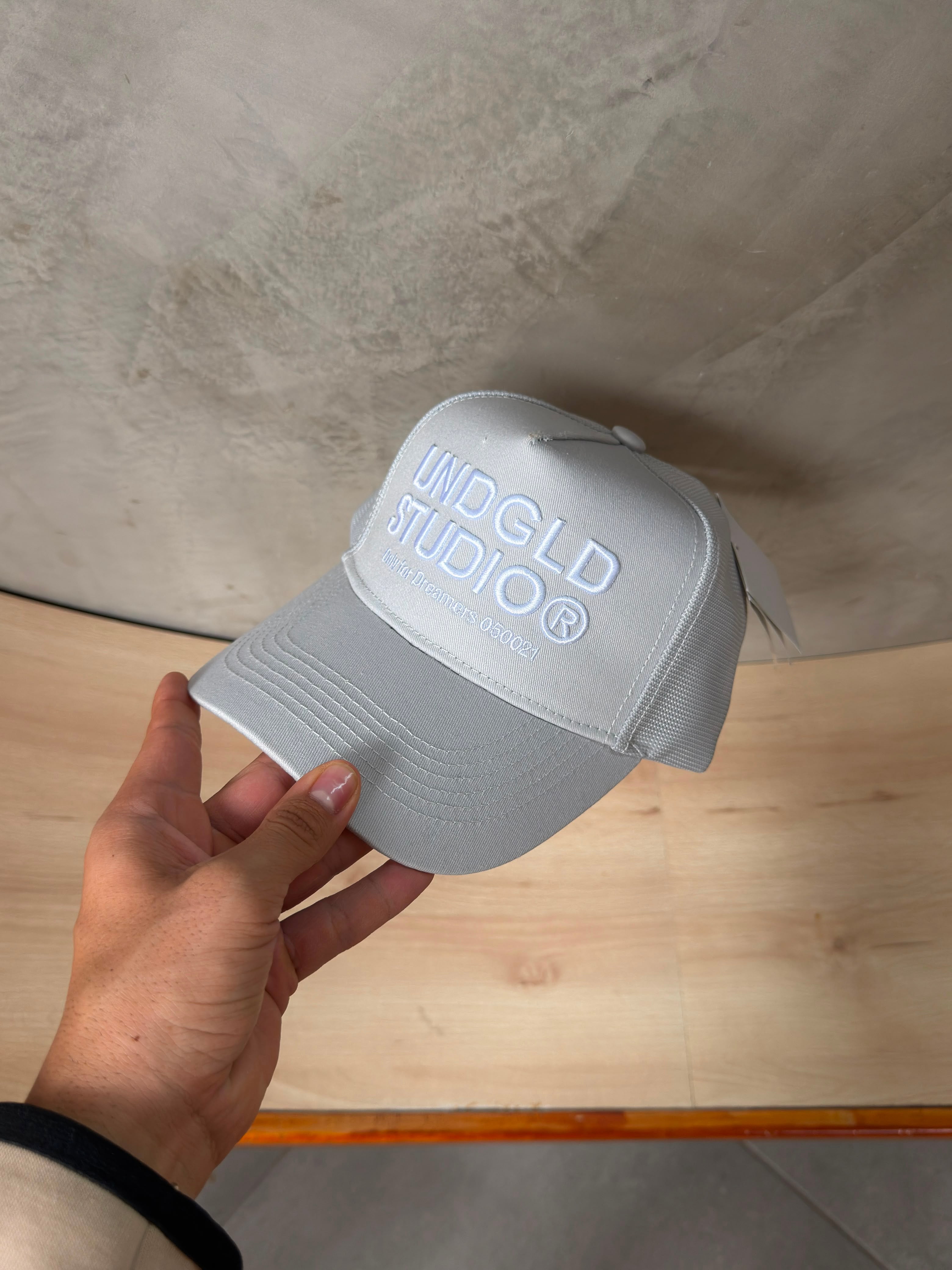 UNDERGOLD STUDIO GRIS