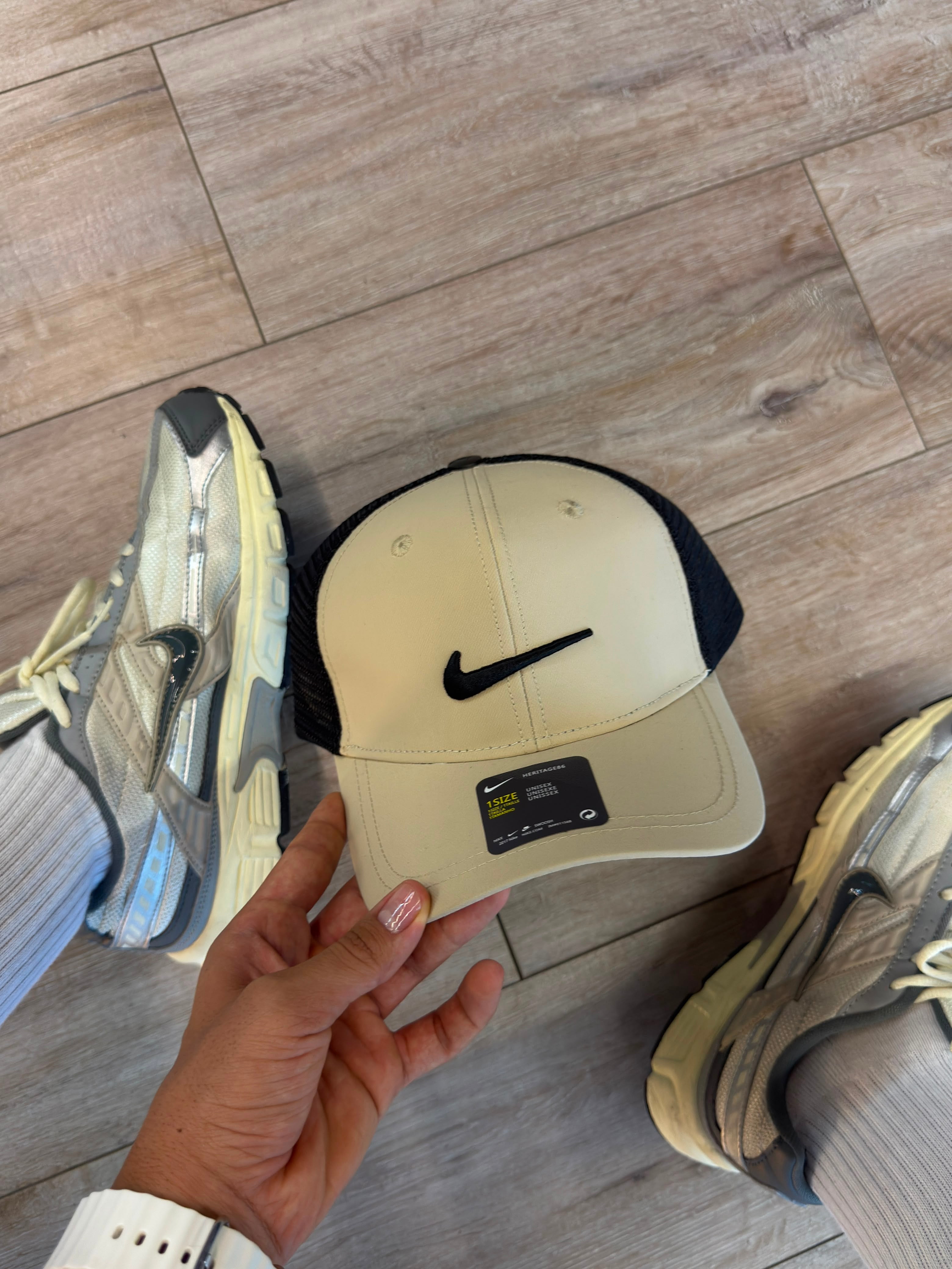 NIKE AERODINÁMICA BEIGE