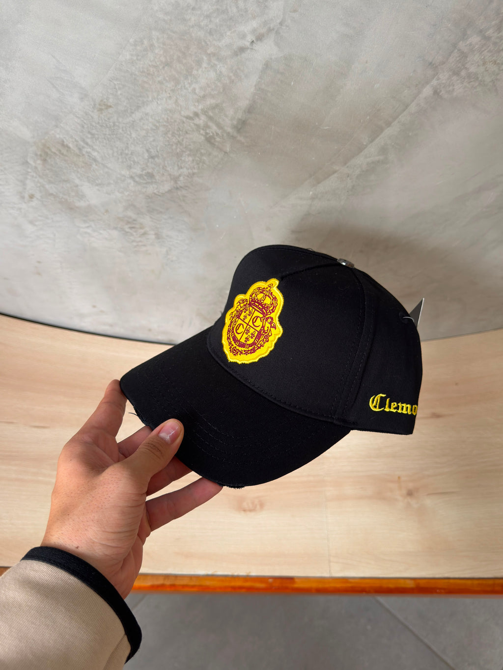 CLEMONT NEGRA LOGO BORDADO AMARILLO