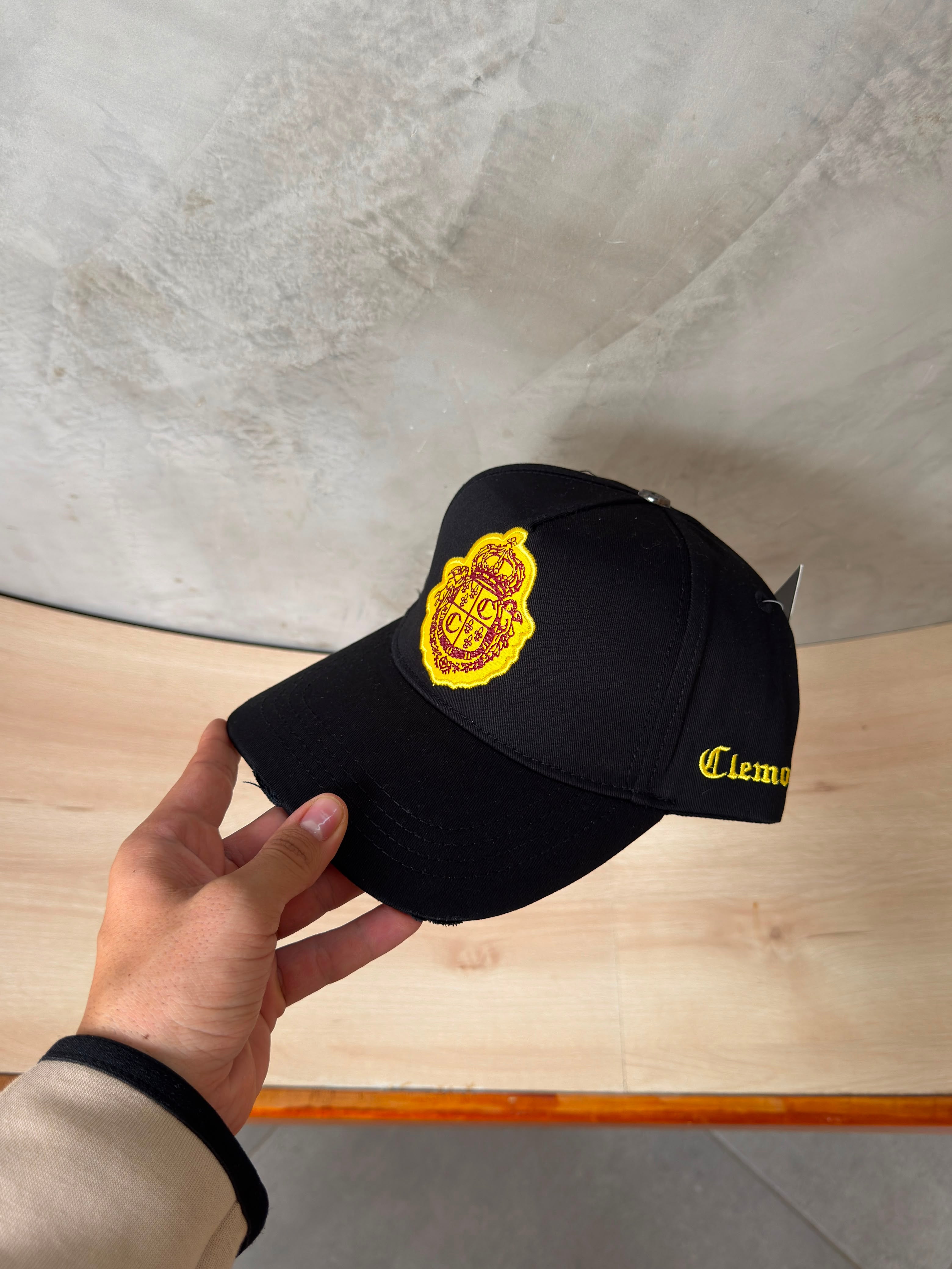CLEMONT NEGRA LOGO BORDADO AMARILLO