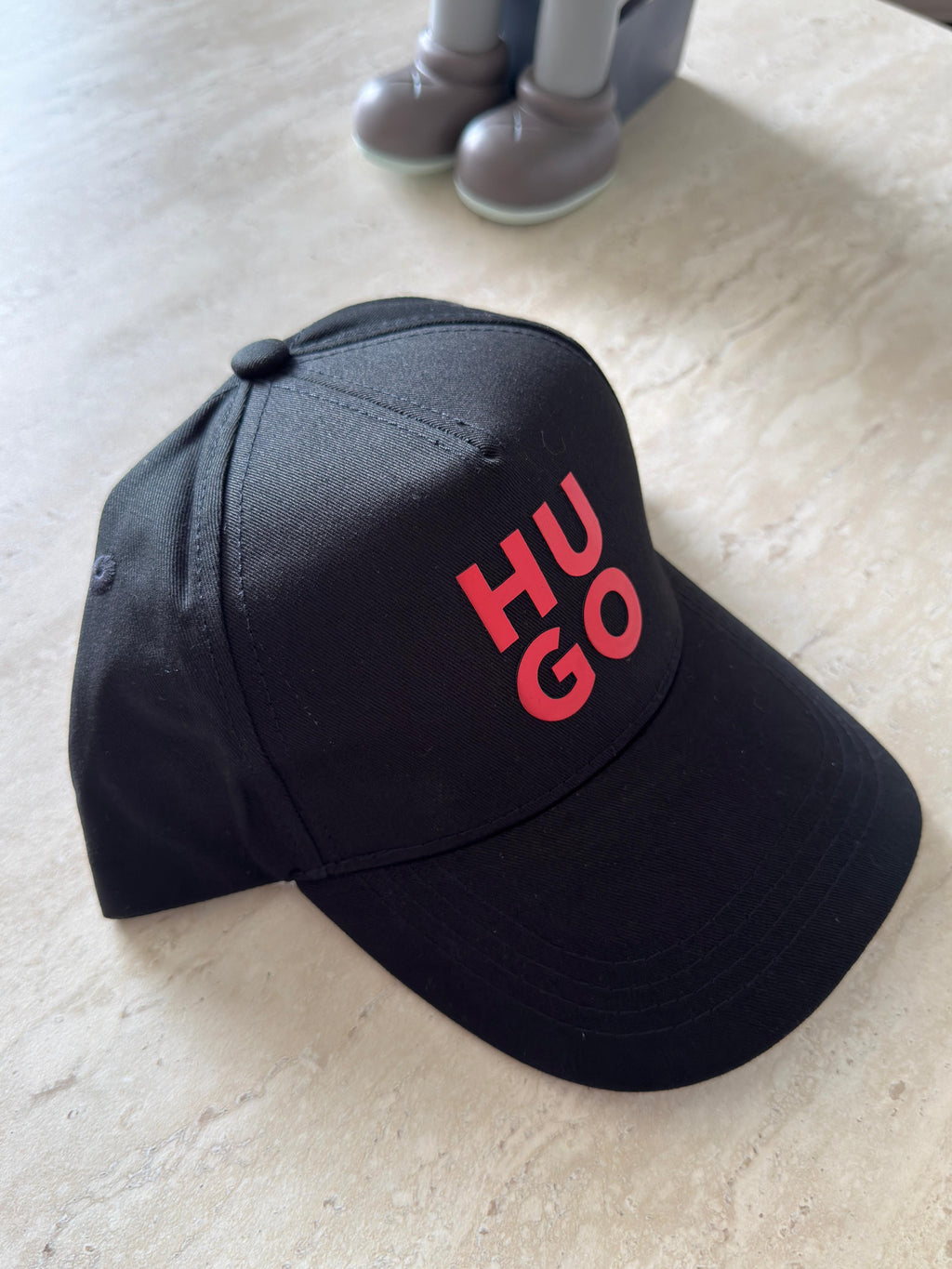HUGO BOSS CLÁSICA NEGRA LETRAS ROJAS