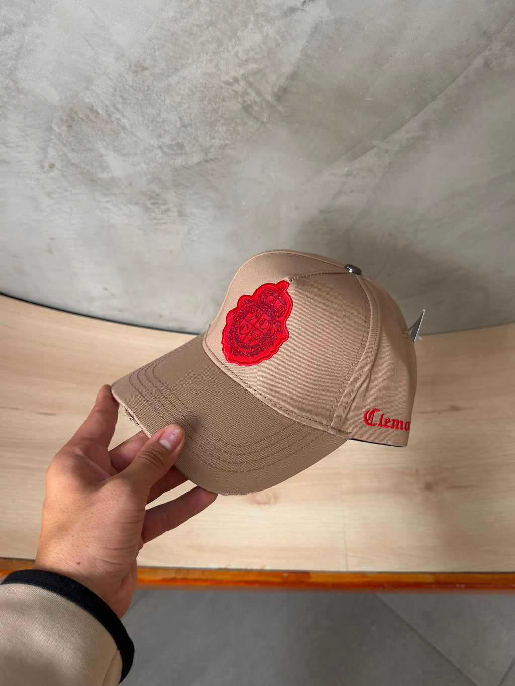 CLEMONT BEIGE LOGO ROJO - EDICIÓN PERSA