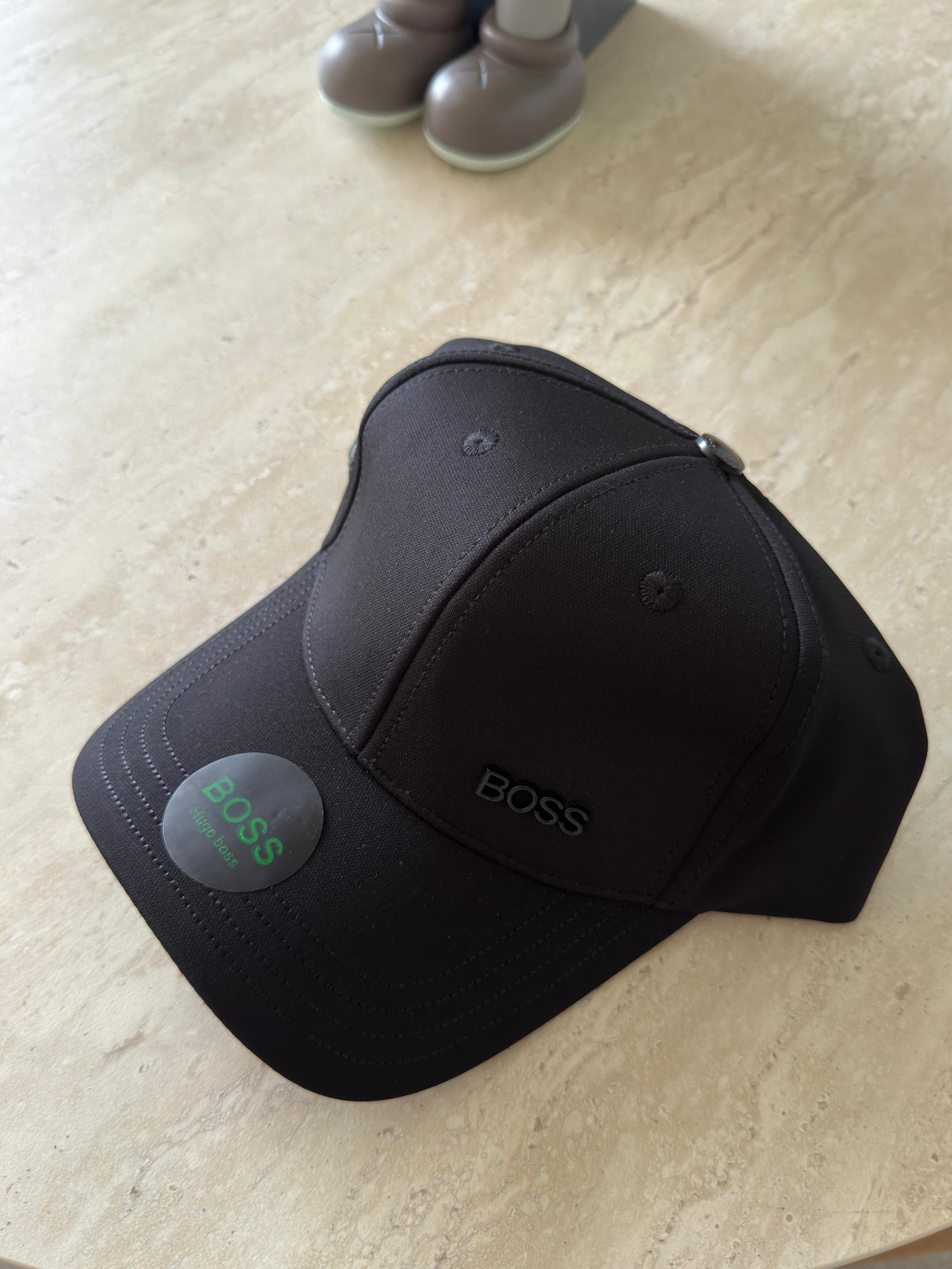 BOSS CLÁSICA LOGO MINIMALISTA NEGRA