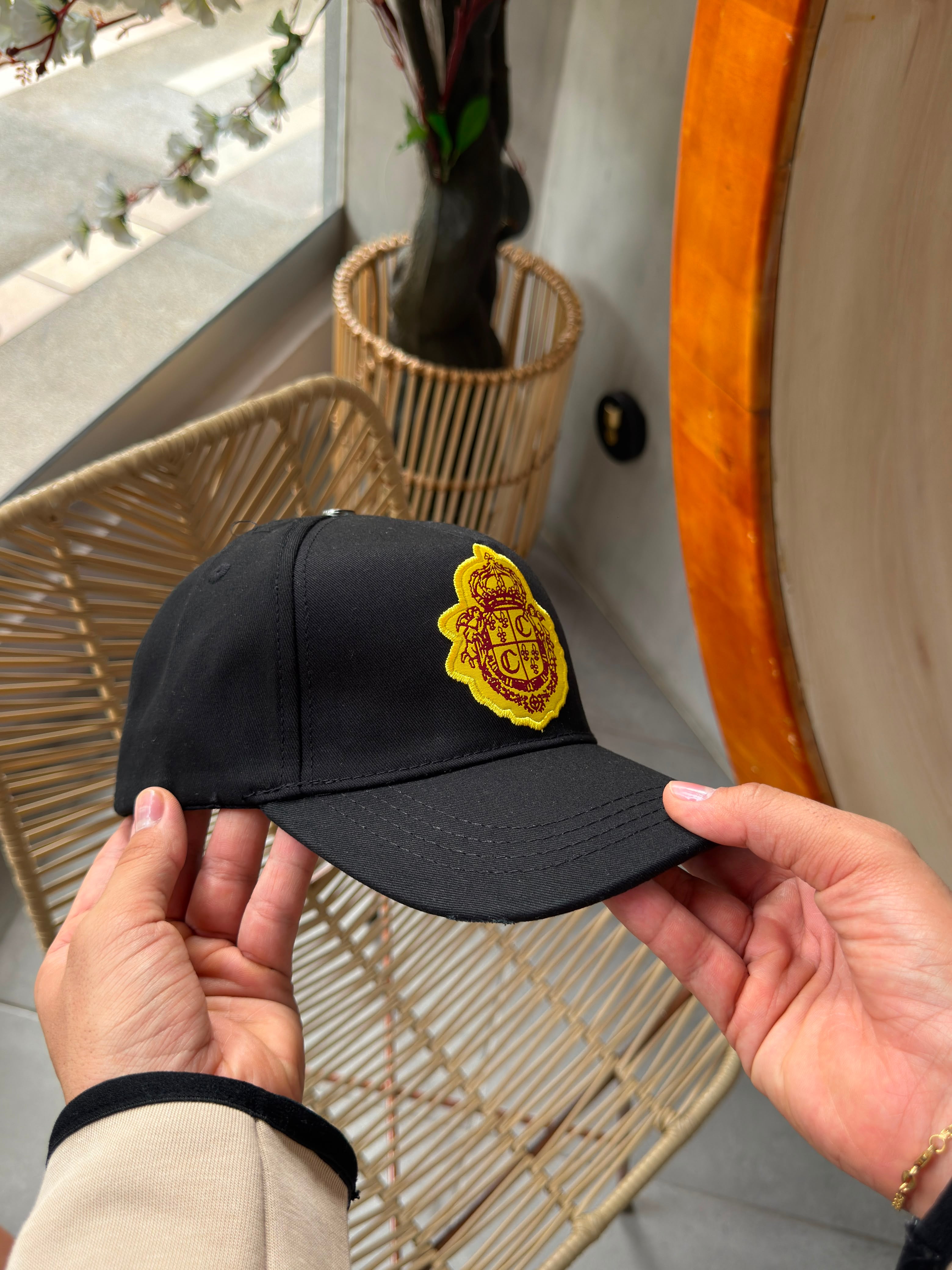 CLEMONT NEGRA LOGO BORDADO AMARILLO