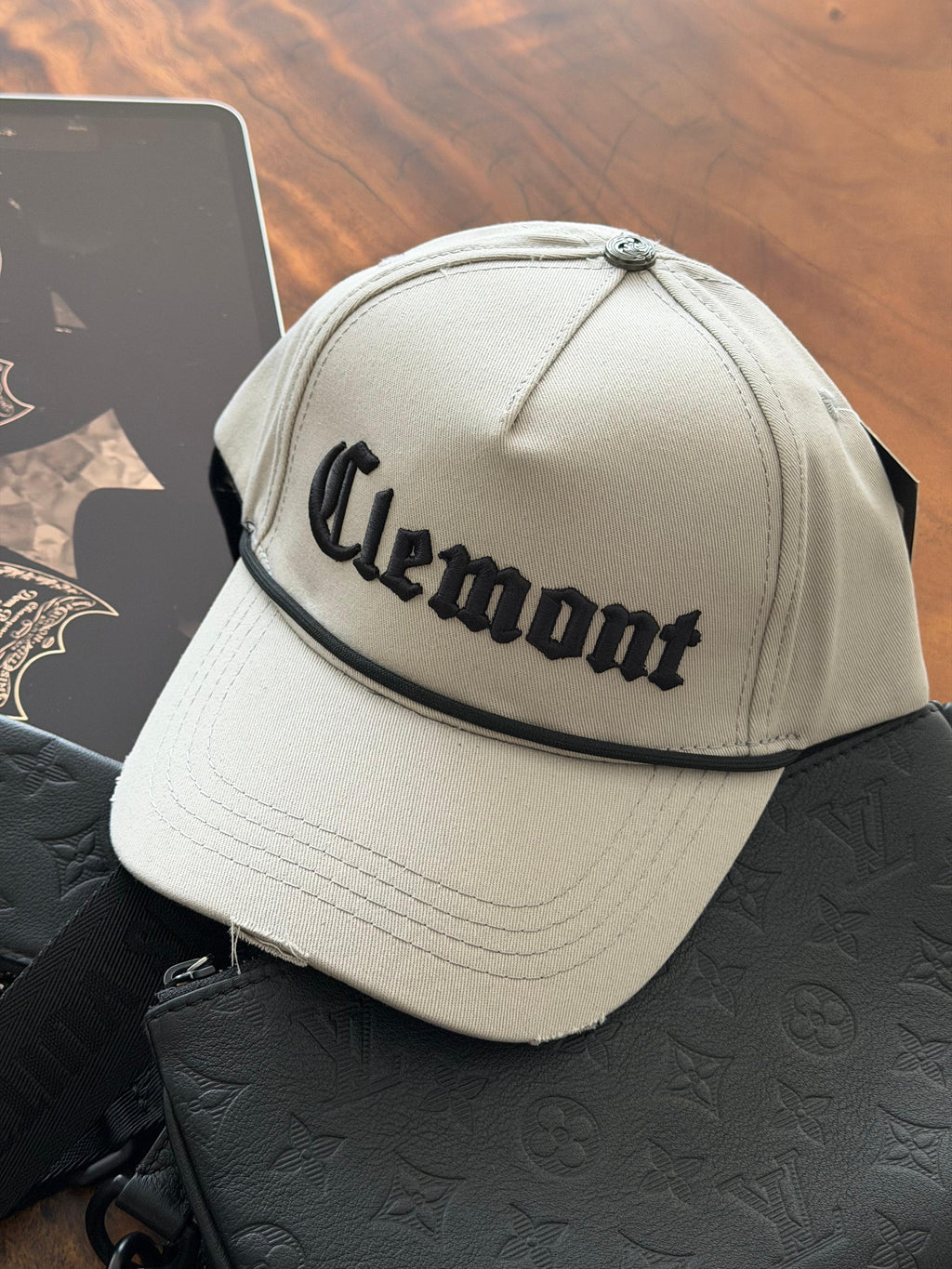 Gorra Clemont Gris Con Detalles Negros