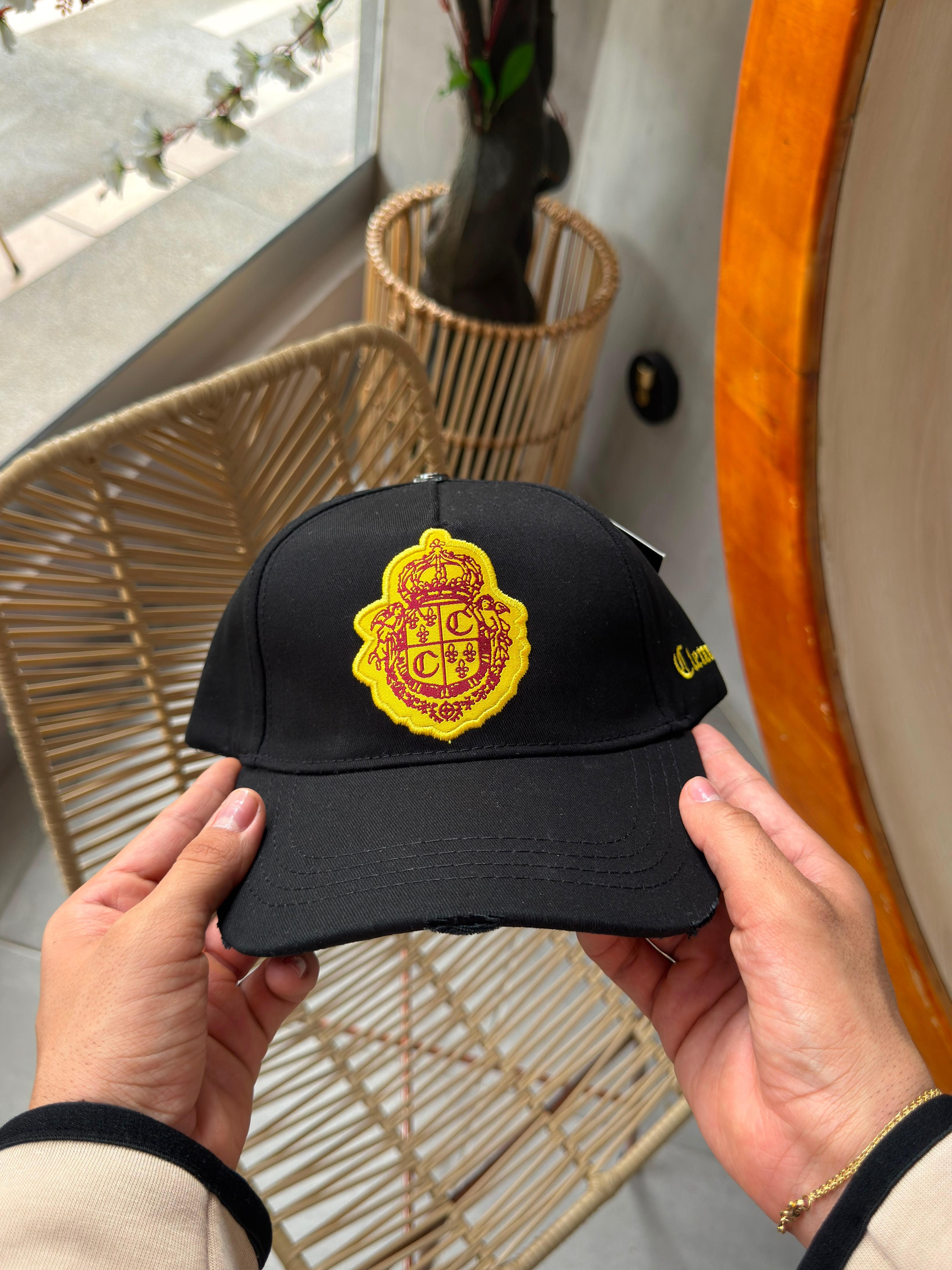 CLEMONT NEGRA LOGO BORDADO AMARILLO