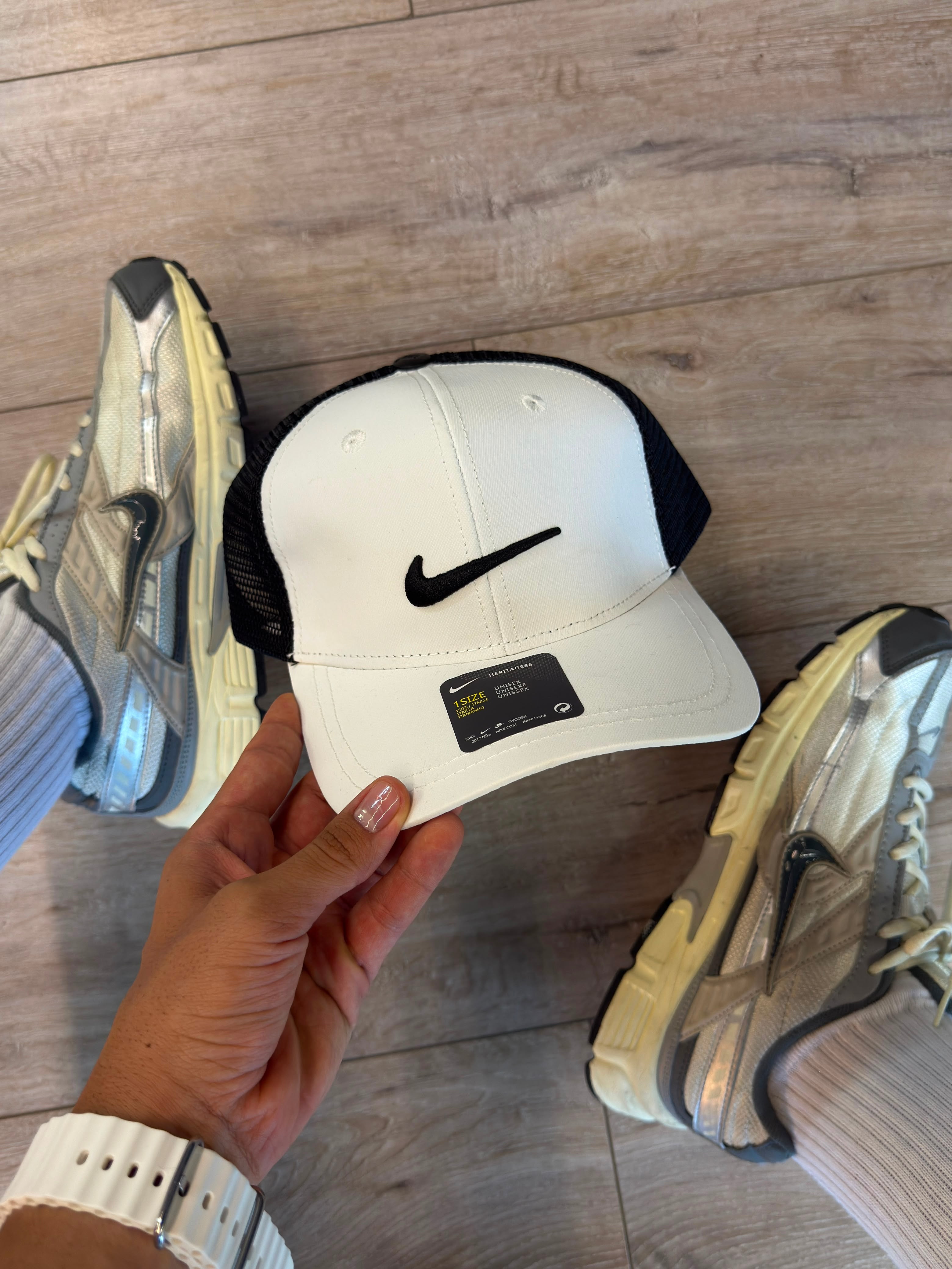 NIKE AERODINÁMICA BLANCA-MALLA NEGRA