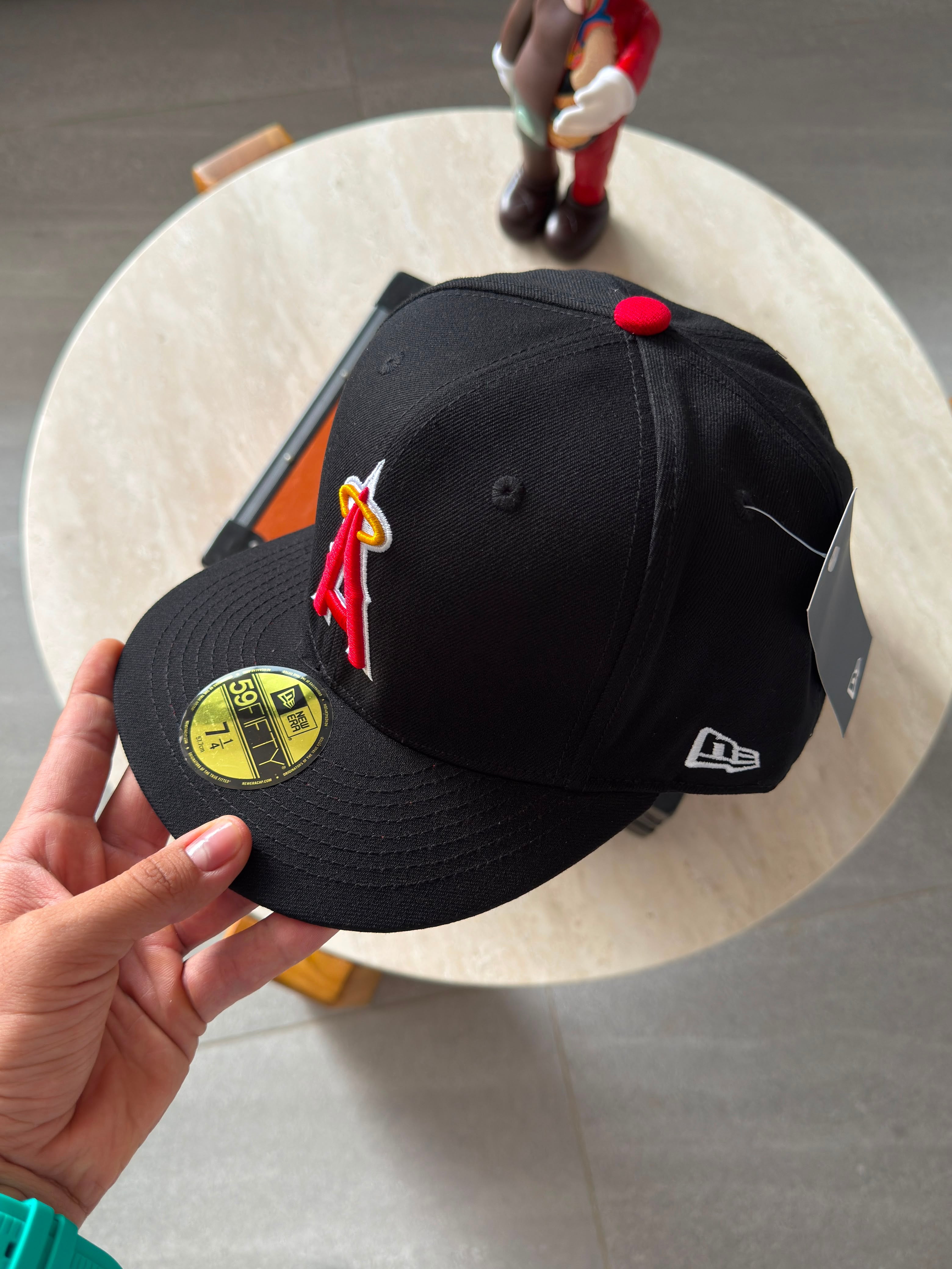 NEW ERA 59FIFTY NEGRA CON ROJO