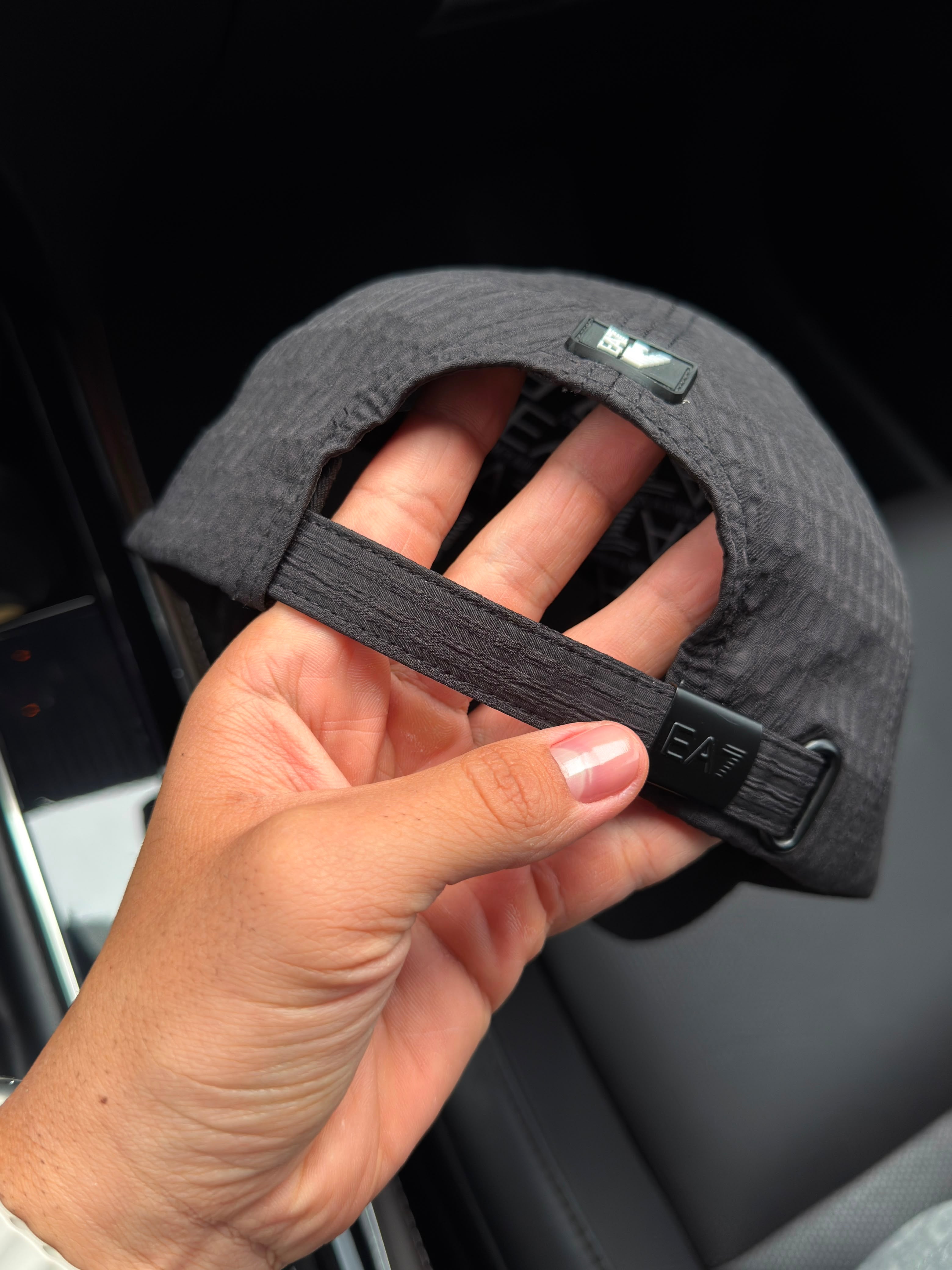 ARMANI CLÁSICA LOGO METALICO NEGRO