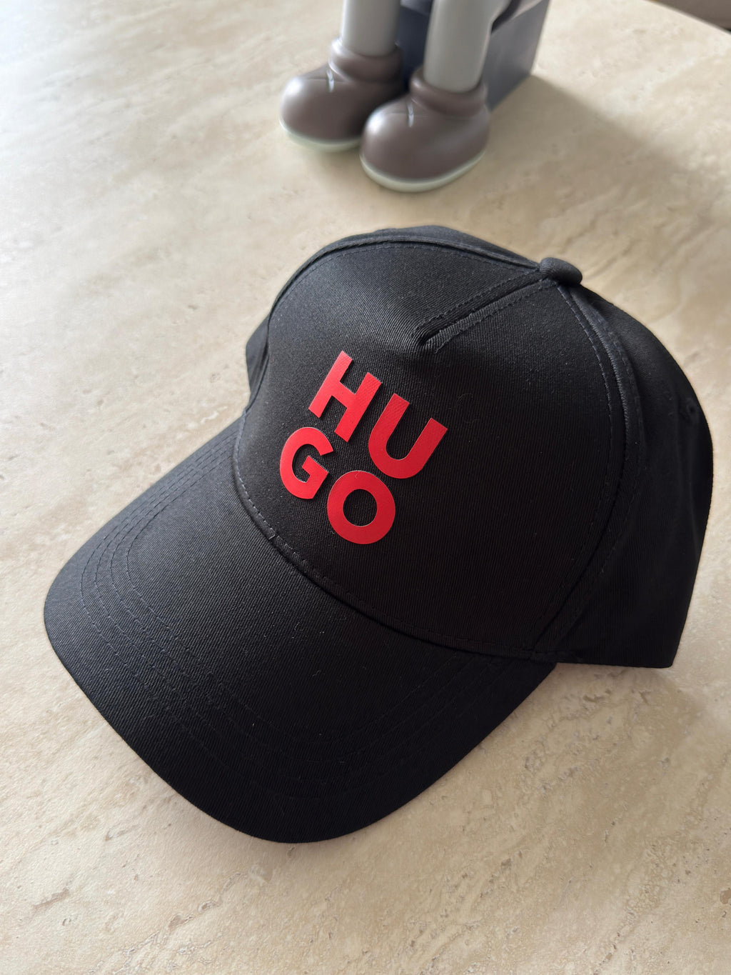 HUGO BOSS CLÁSICA NEGRA LETRAS ROJAS
