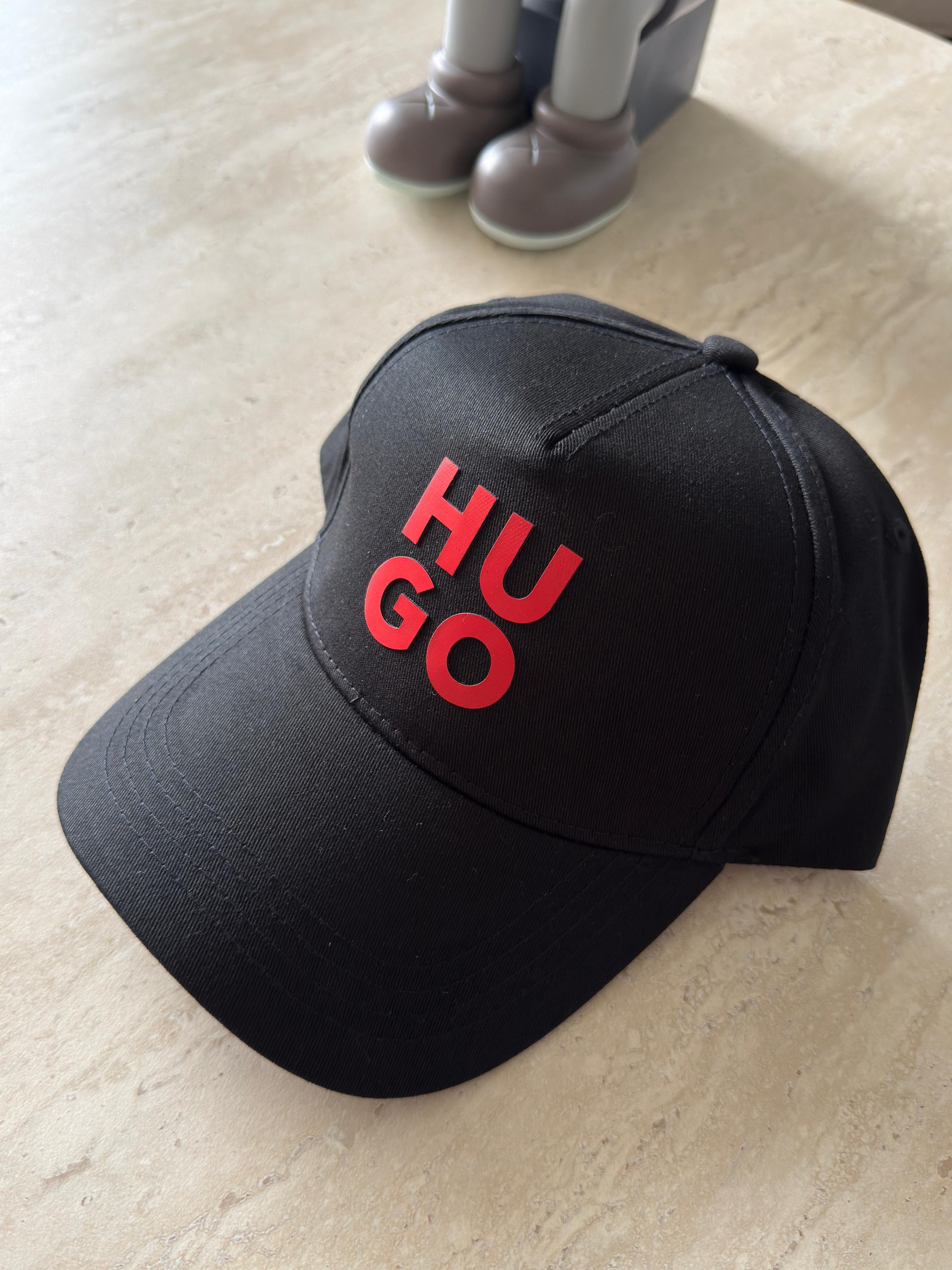 HUGO BOSS CLÁSICA NEGRA LETRAS ROJAS