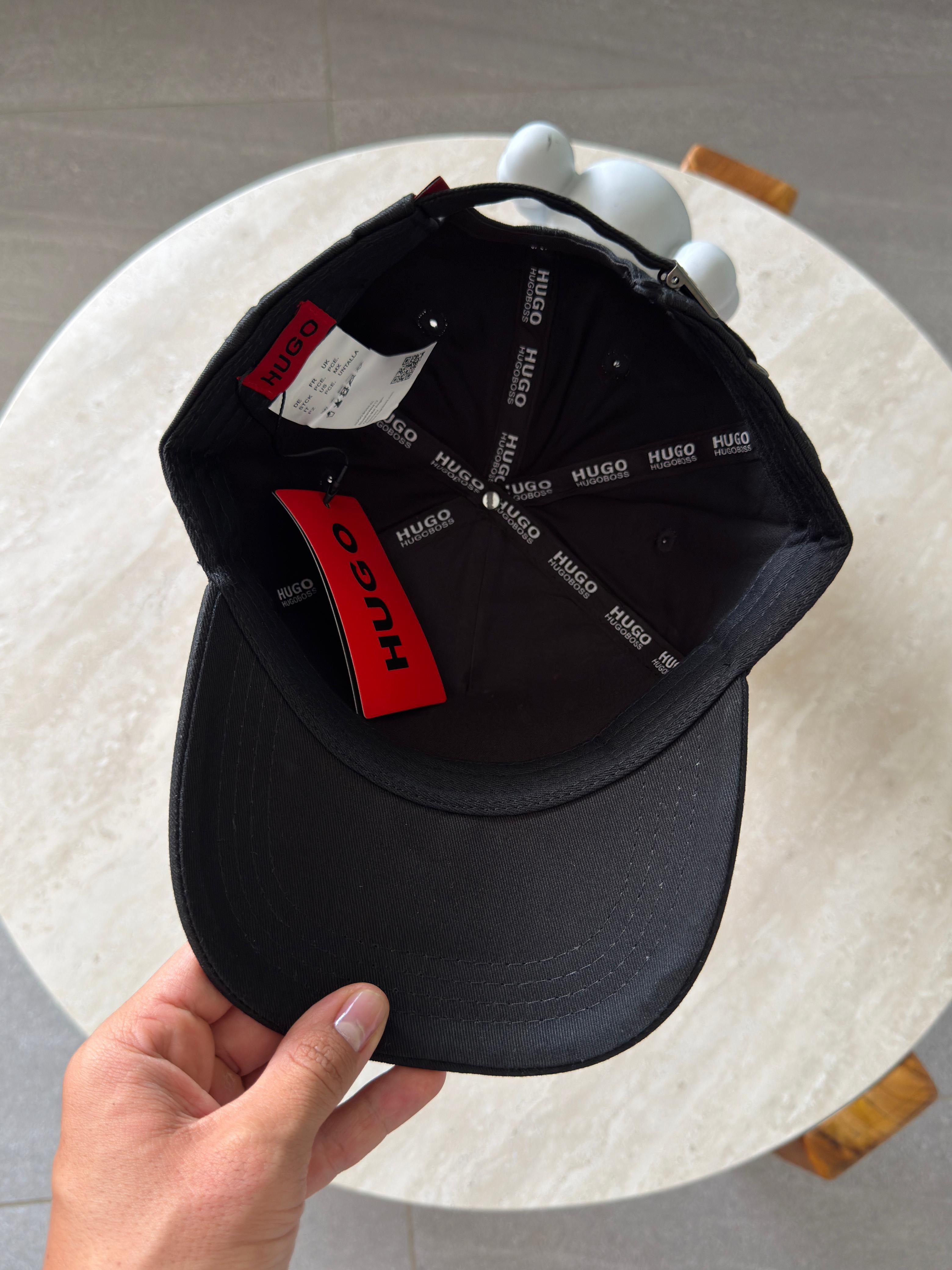HUGO BOSS CLÁSICA NEGRA LETRAS ROJAS