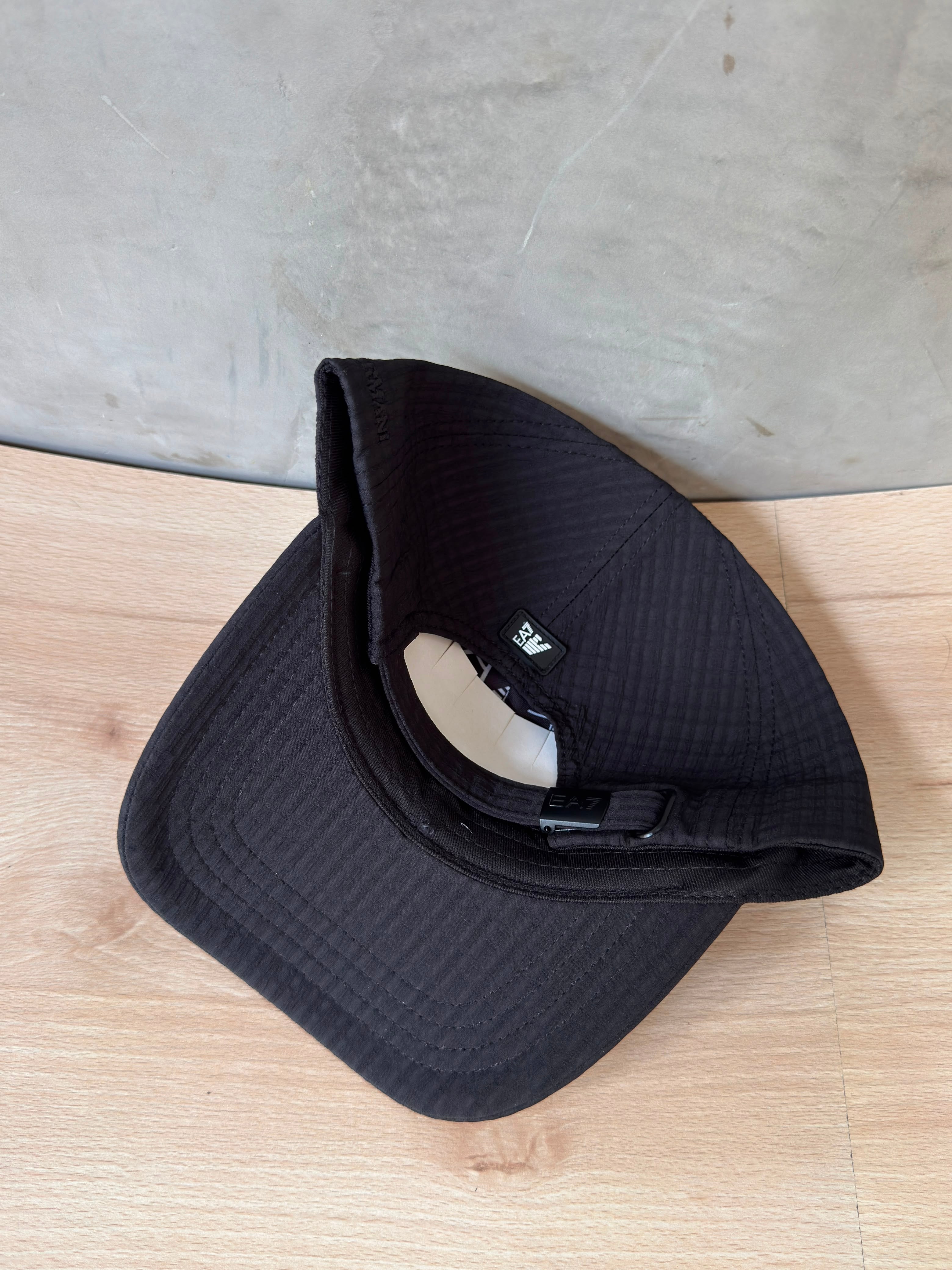 ARMANI CLÁSICA LOGO METALICO NEGRO