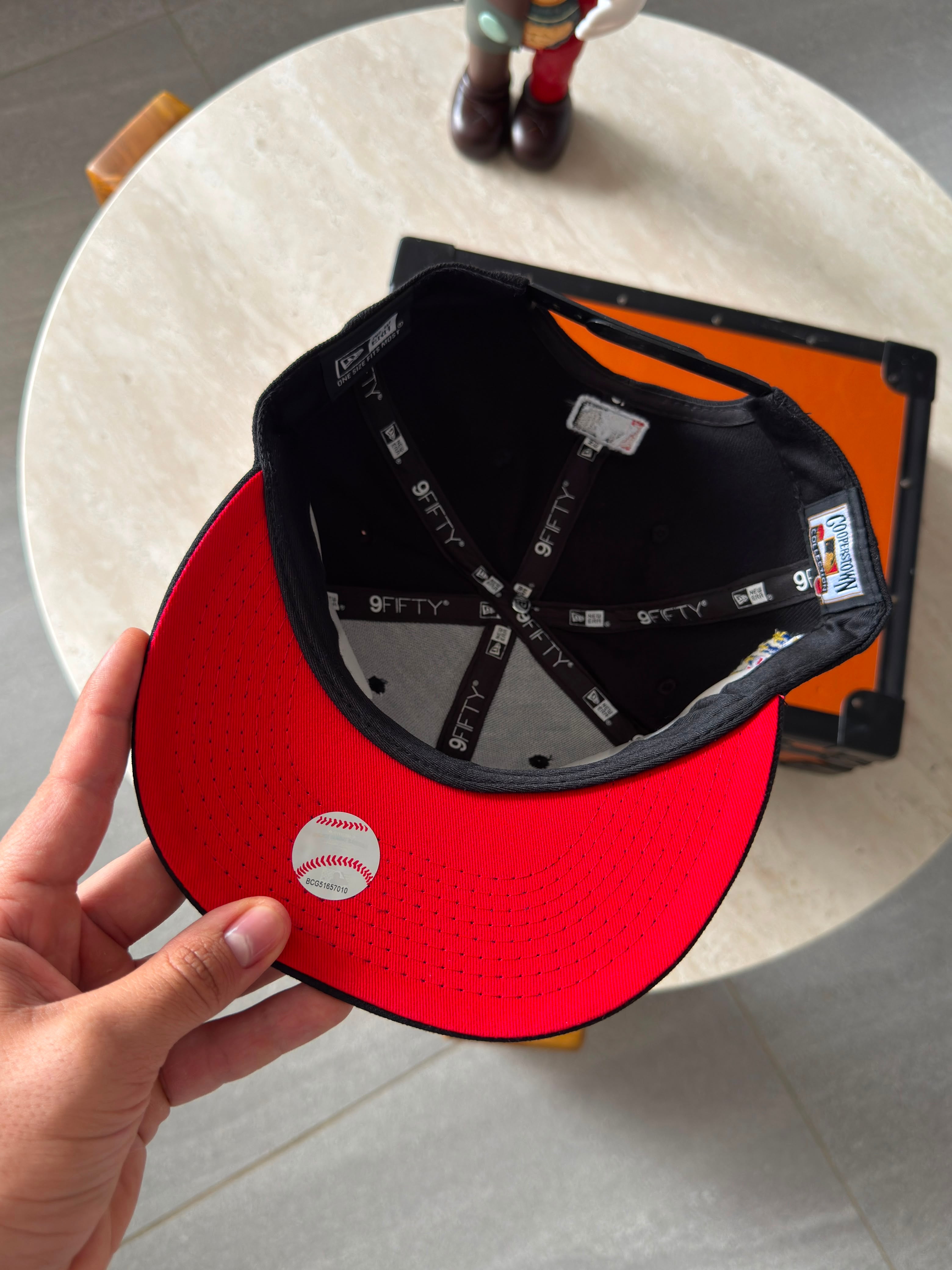 NEW ERA-NEGRA PANDA BROCHE