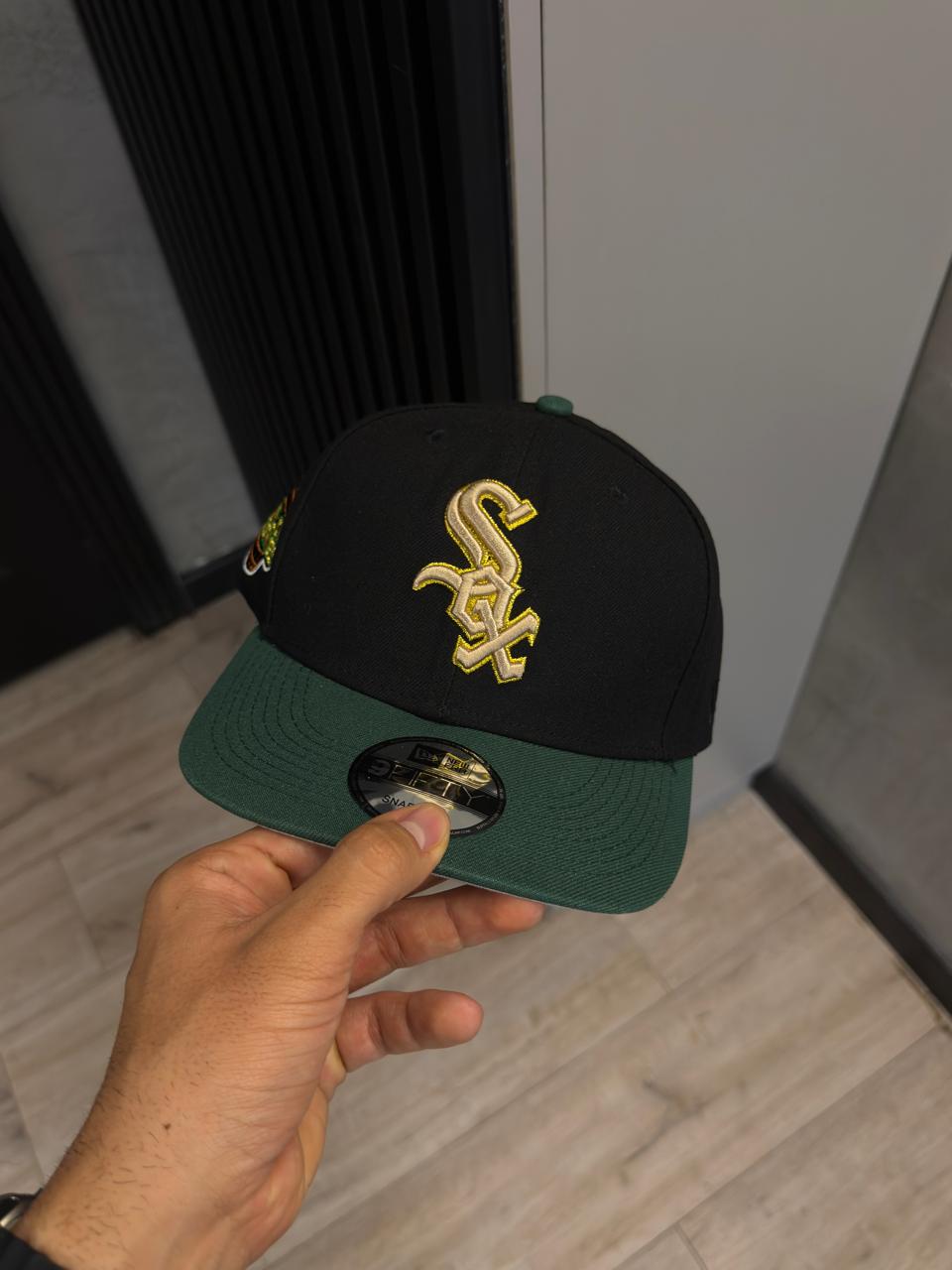 NEW ERA-NERGRA BROCHE