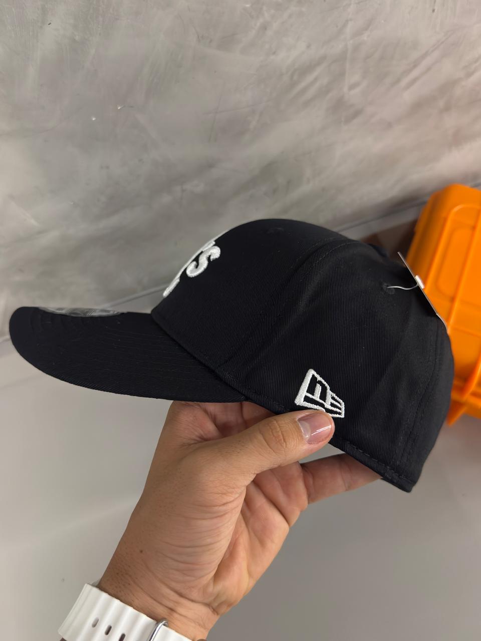 NEW ERA- NEGRA A´s BLANCA