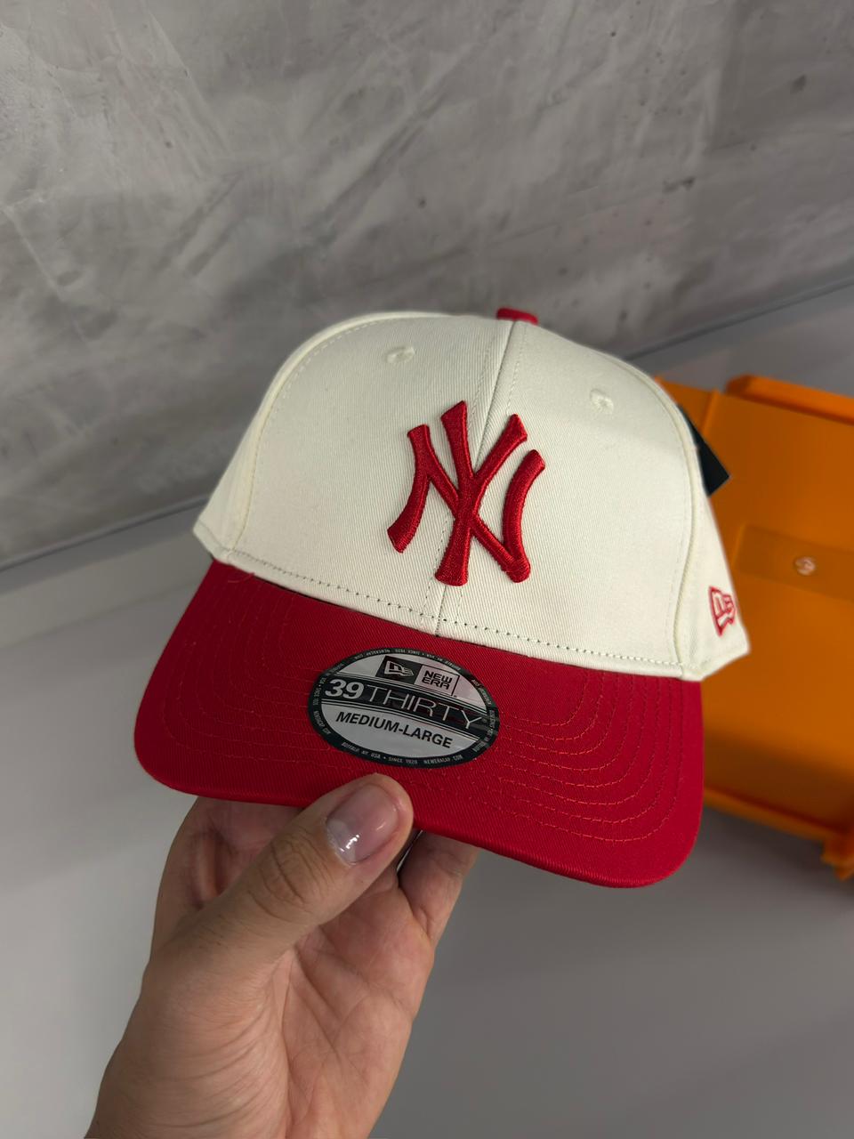NEW ERA-BLANCA NY ROJO