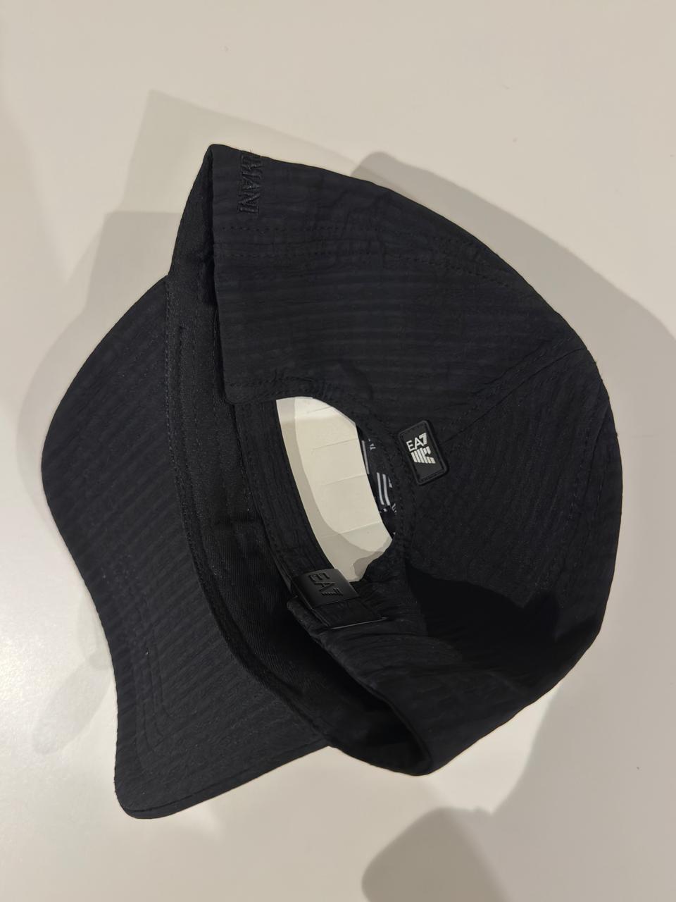ARMANI CLÁSICA LOGO METALICO NEGRO