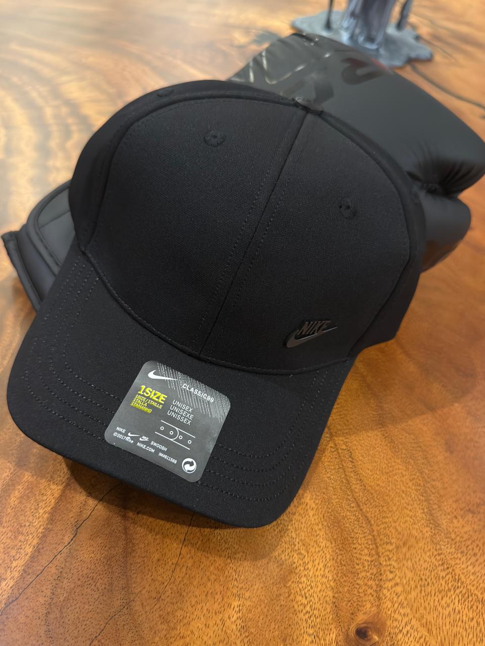 NIKE AERODINÁMICA CLÁSICA - BLACK EDITION