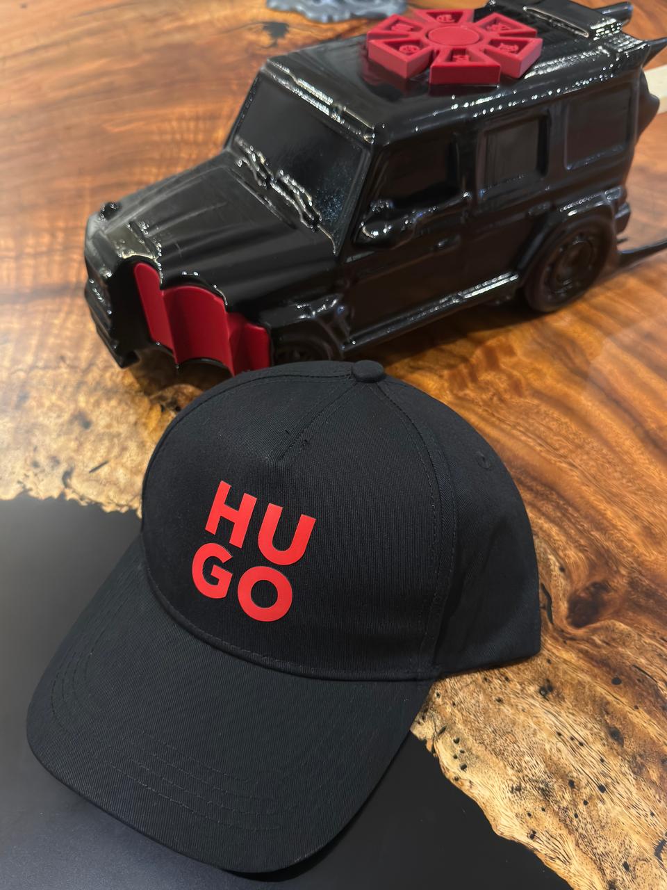 HUGO BOSS CLÁSICA NEGRA LETRAS ROJAS