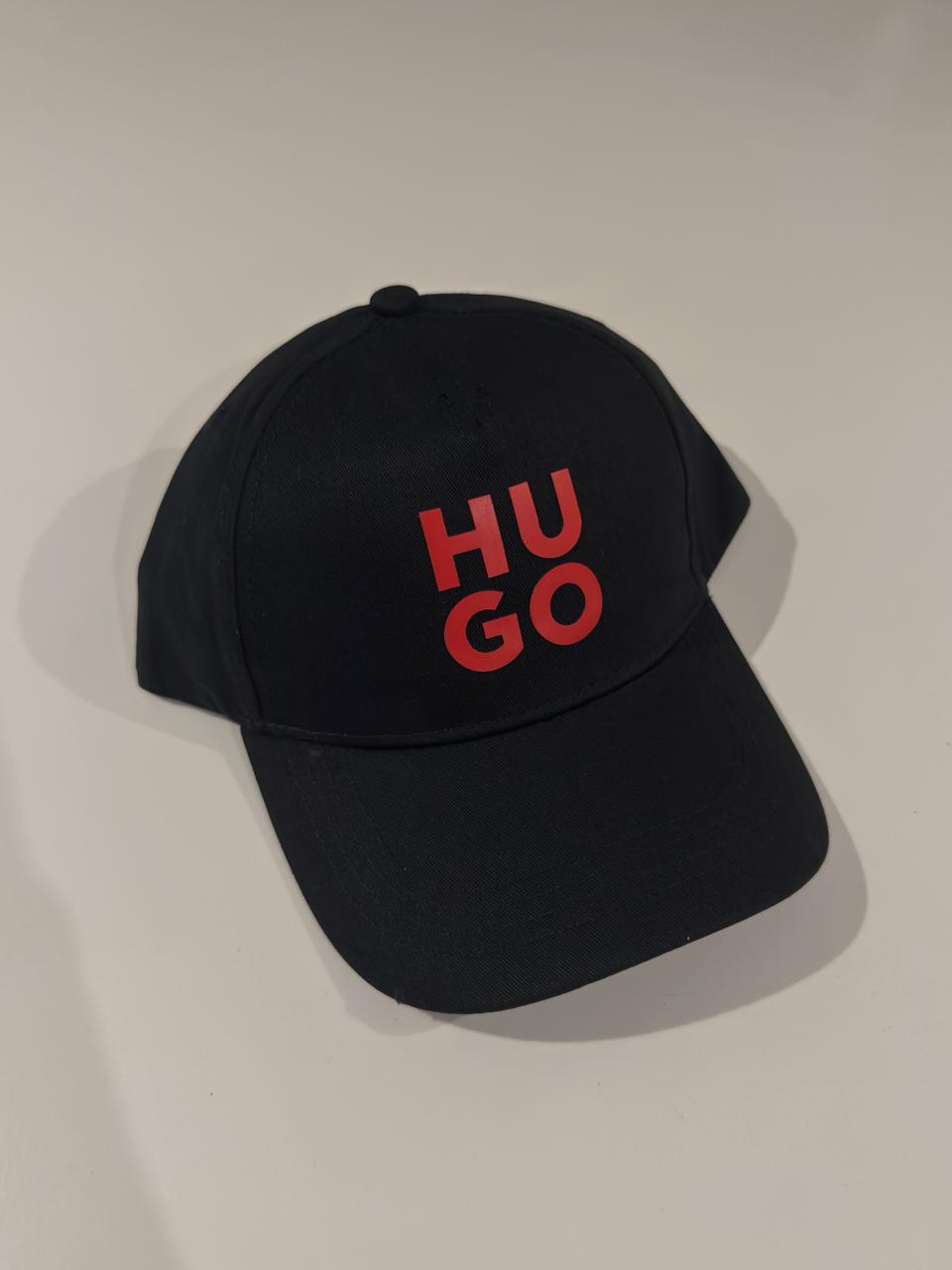 HUGO BOSS CLÁSICA NEGRA LETRAS ROJAS