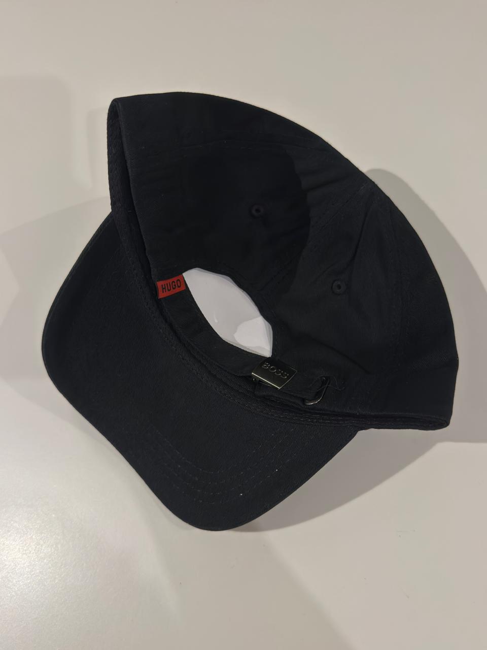 HUGO BOSS CLÁSICA NEGRA LETRAS ROJAS