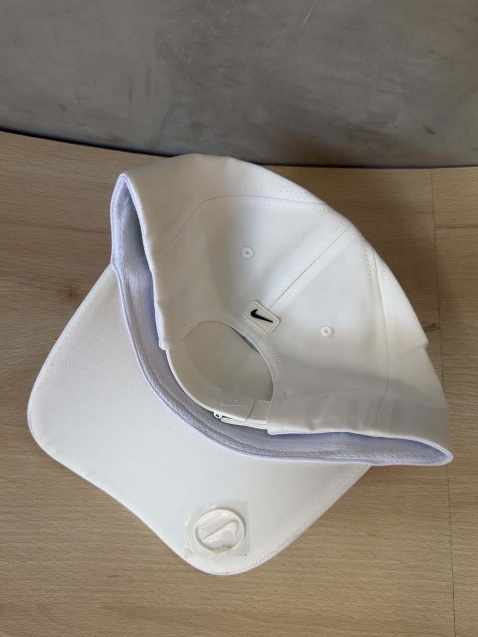 NIKSE ESSENTIAL WHITE