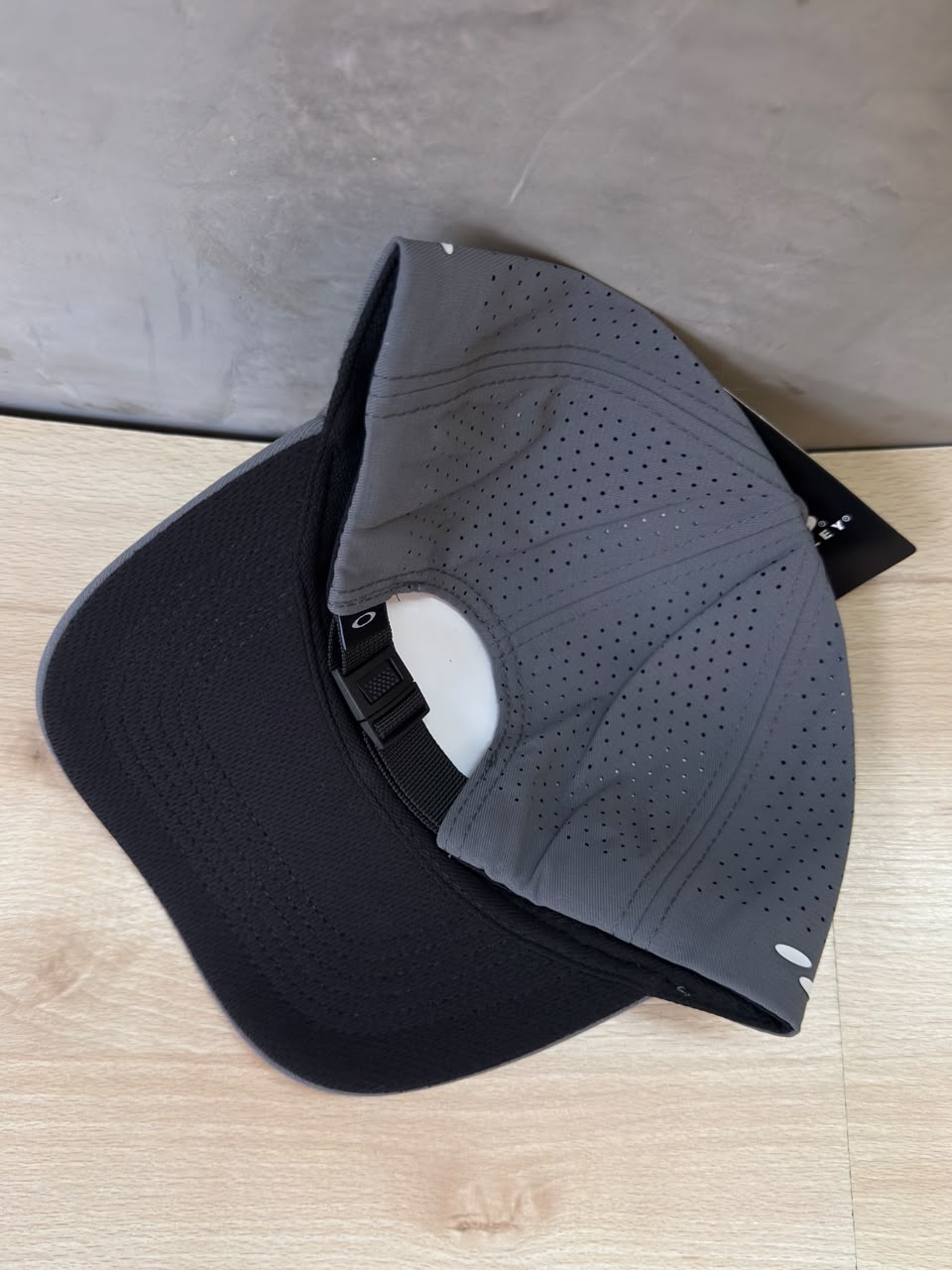 OAKLEY – GREY SILVER