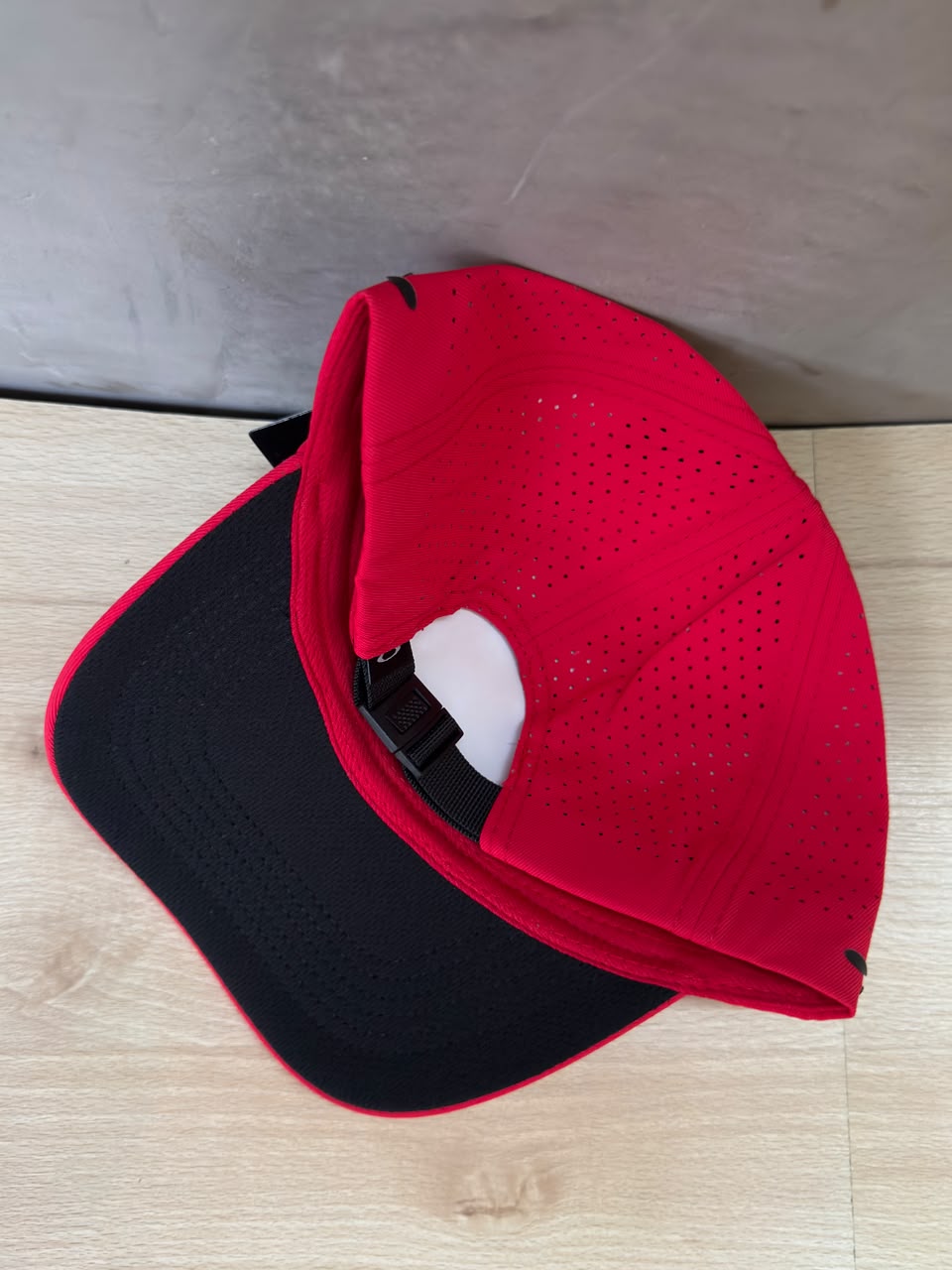 OAKLEY – RED BLACK